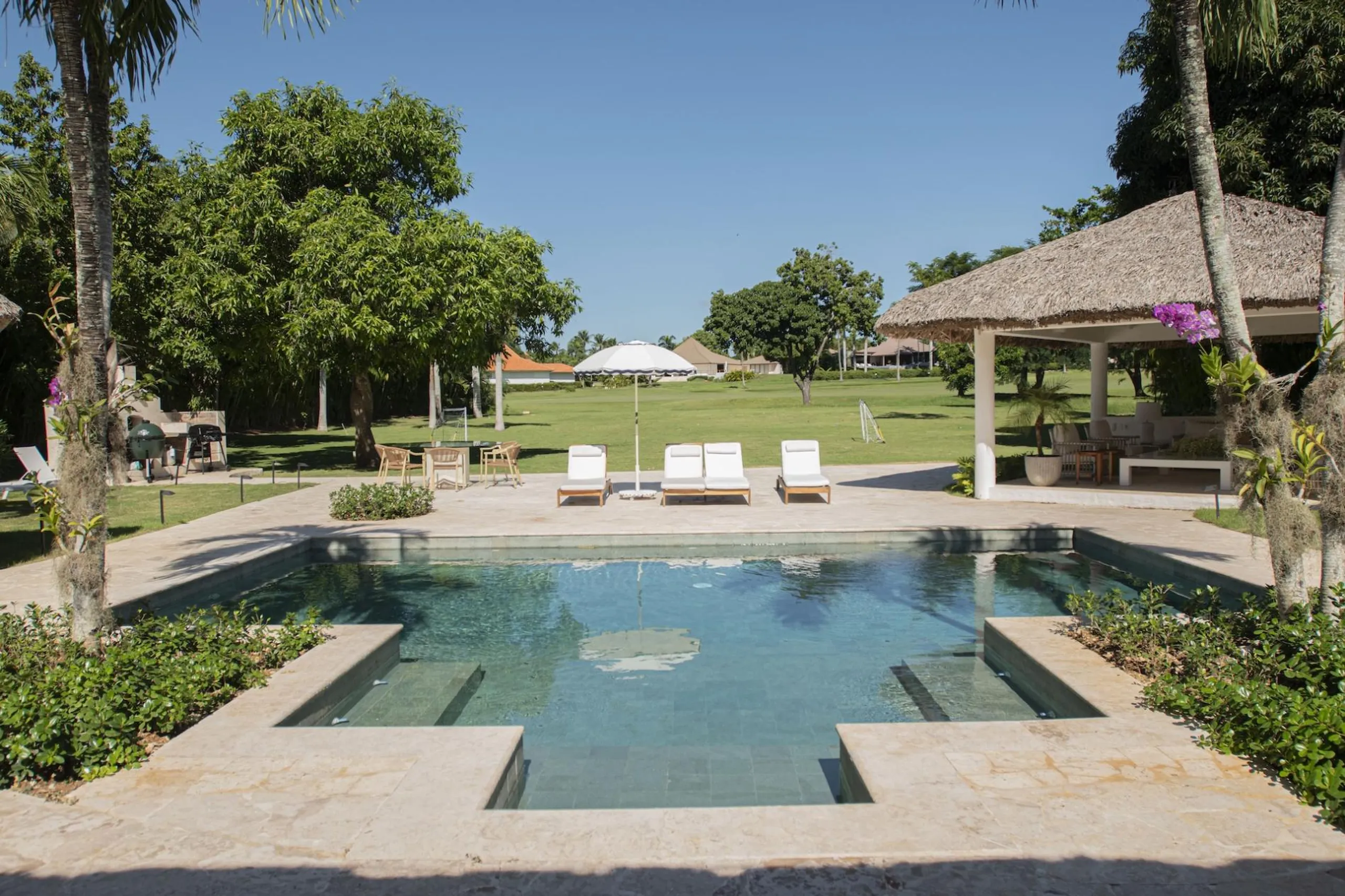 Tropical 4-Bedroom Villa with Golf Course Views & Beach Access — photograph 2