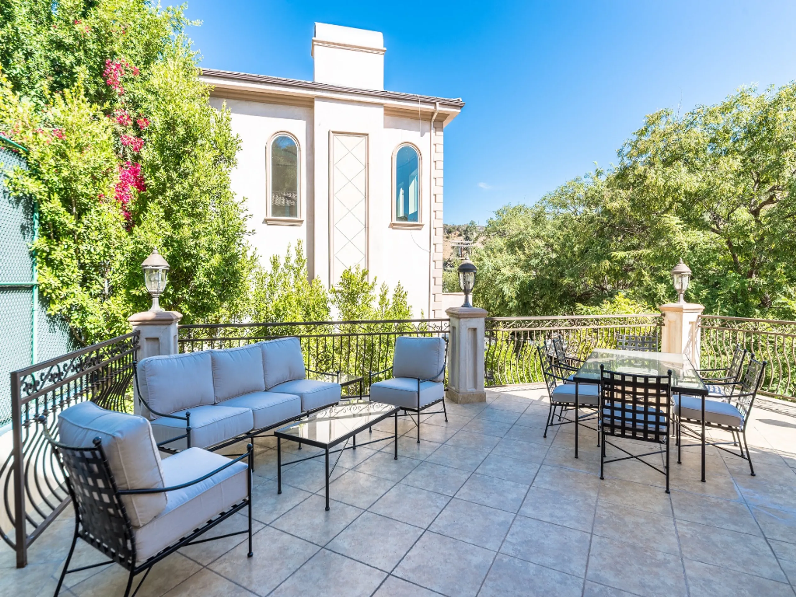 Classic Beverly Hills Estate with Amazing Amenities — photograph 9