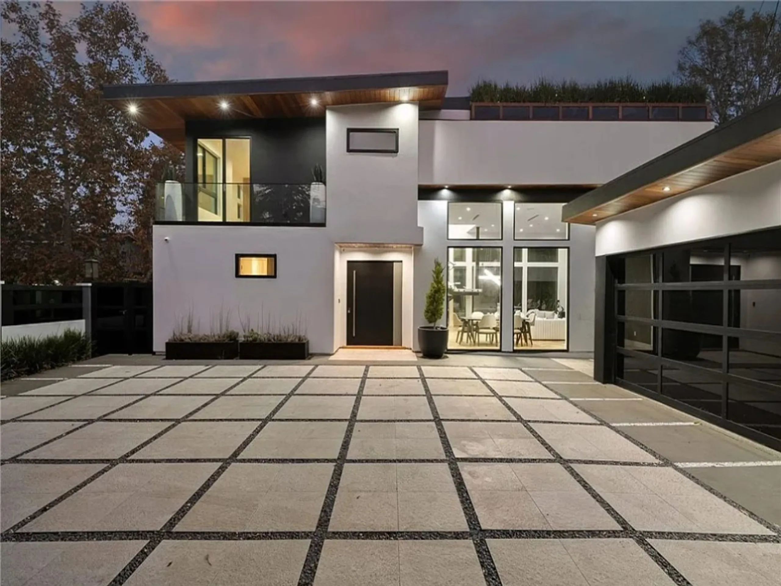 Elegant Studio City Estate with Saltwater Pool, Spa & Mountain Views — photograph 6