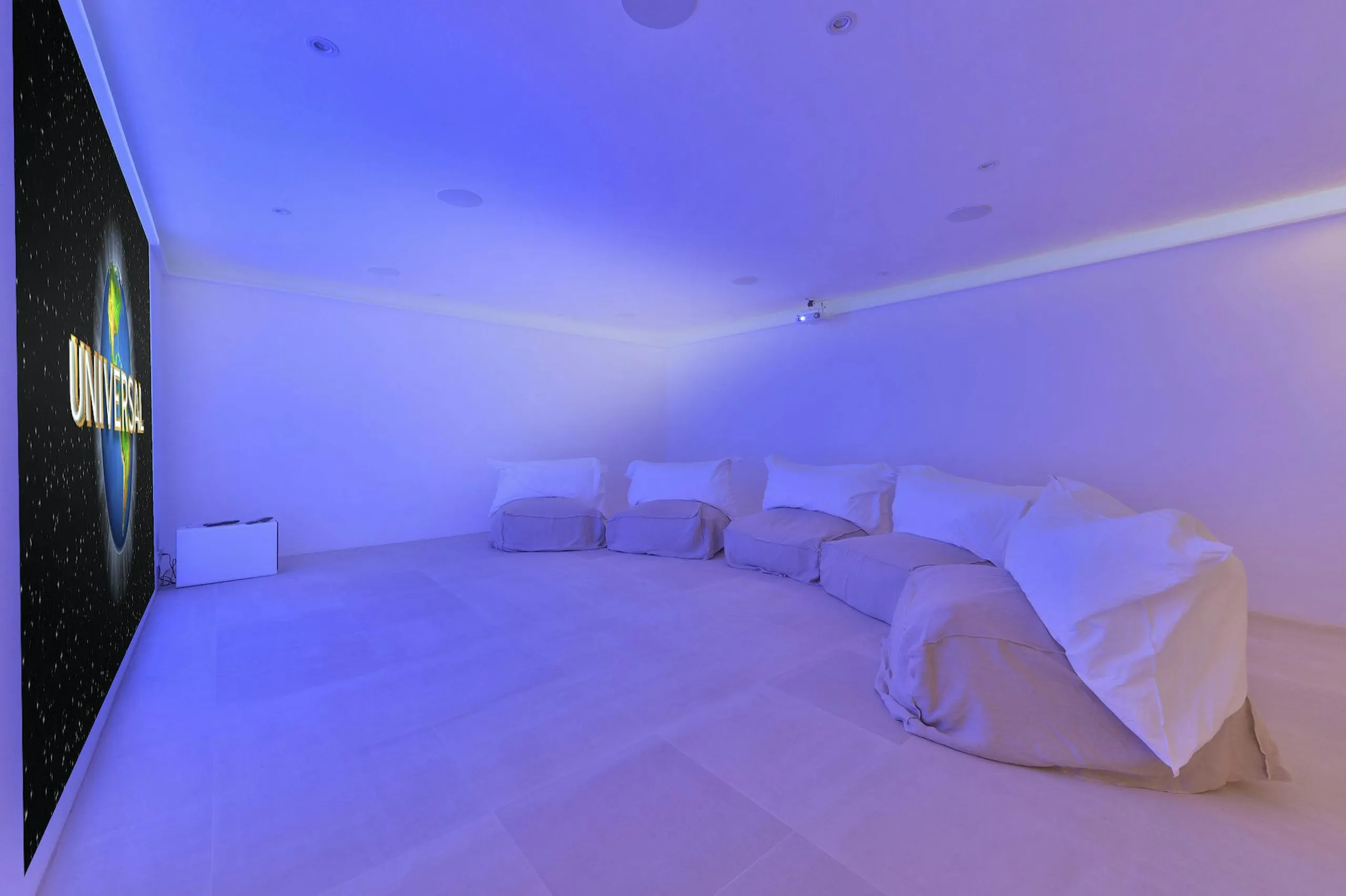 Outstanding Modern Ibiza Estate with Private Pool, Movie Theater, and Gazebo — photograph 11