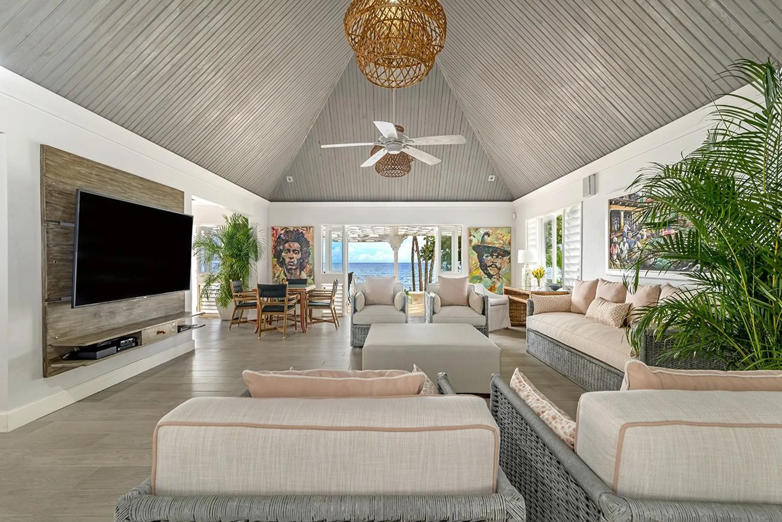 Elegant Beachfront Villa in Montego Bay with Private Pool and Hot Tub — photograph 7