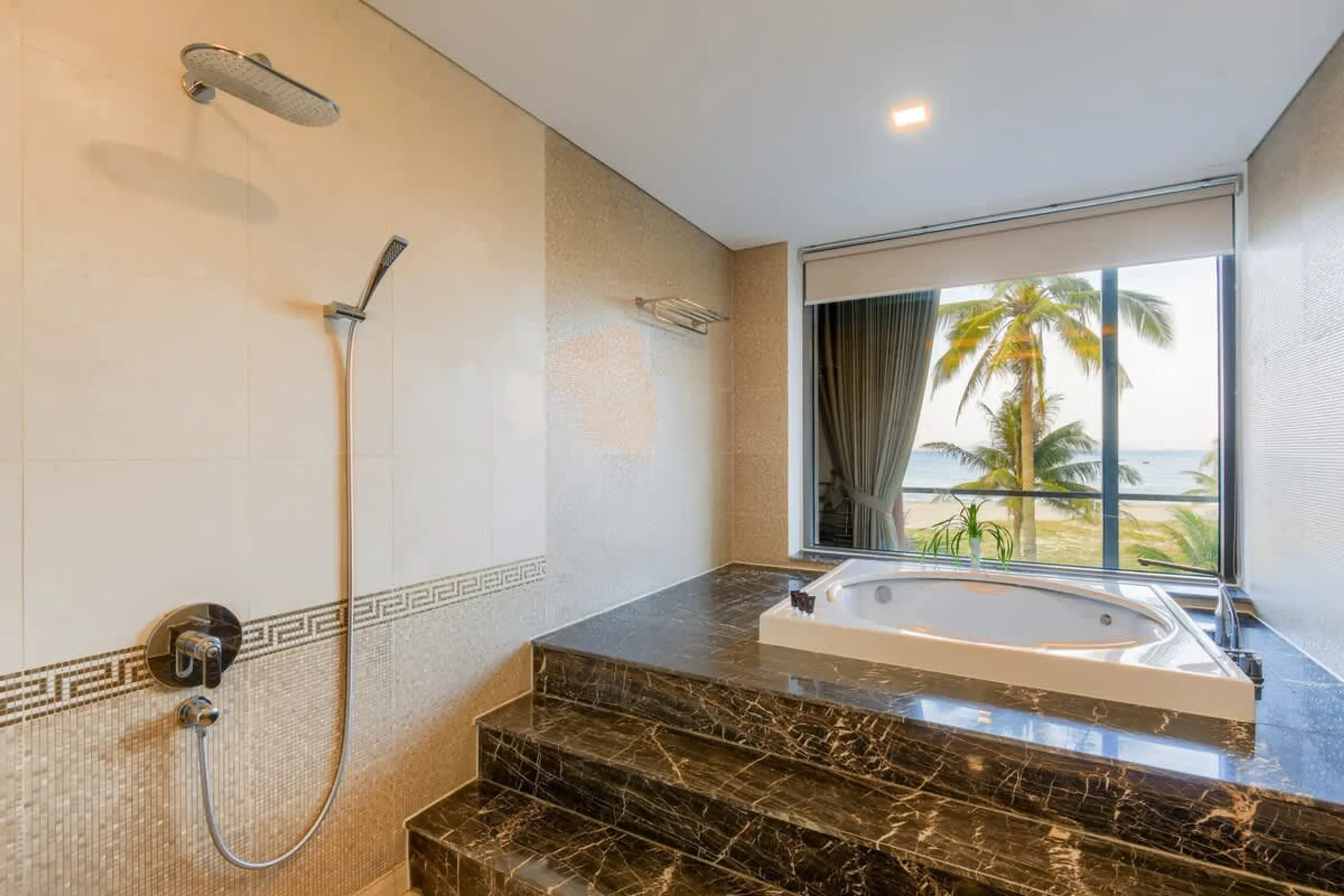 Top-of-the-line Beachfront Villa with Infinity Pool and  World-Class Golf Courses Nearby — photograph 10