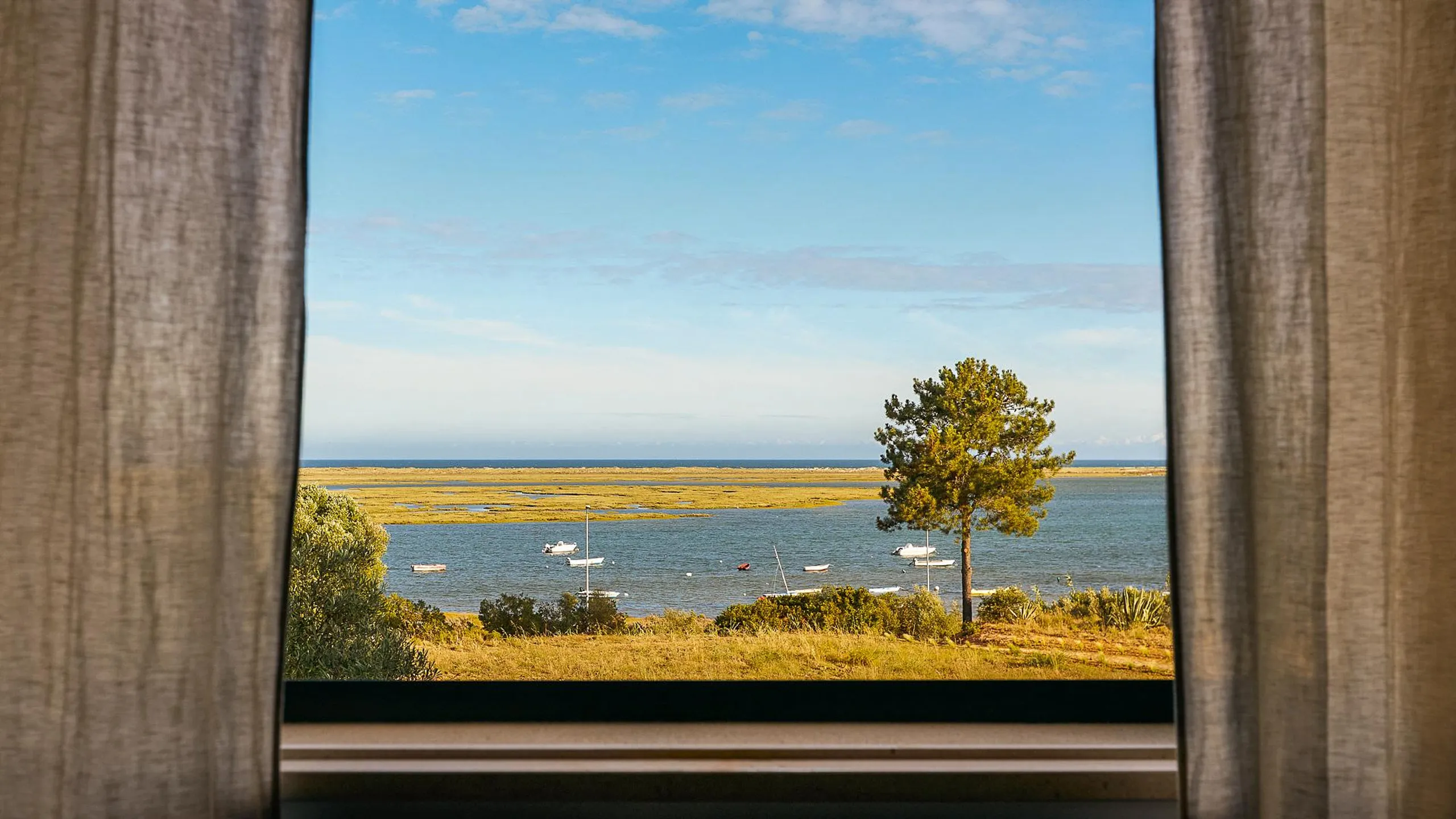 Gleaming Beachside Villa with Two Private Pools and Underfloor Heating — photograph 9