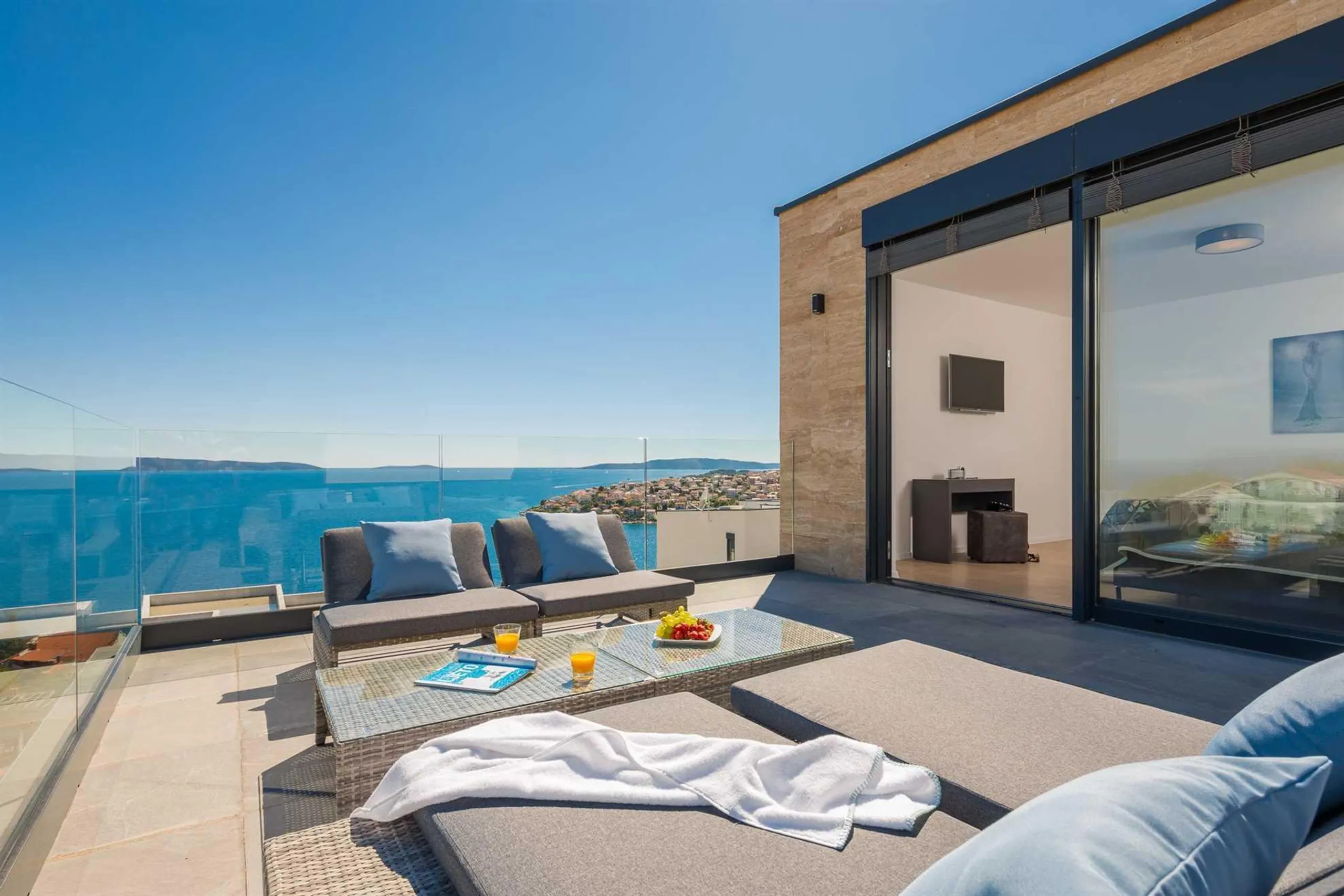 Resplendent Villa with Pool, Jacuzzi, Sauna and Sea Views — photograph 10