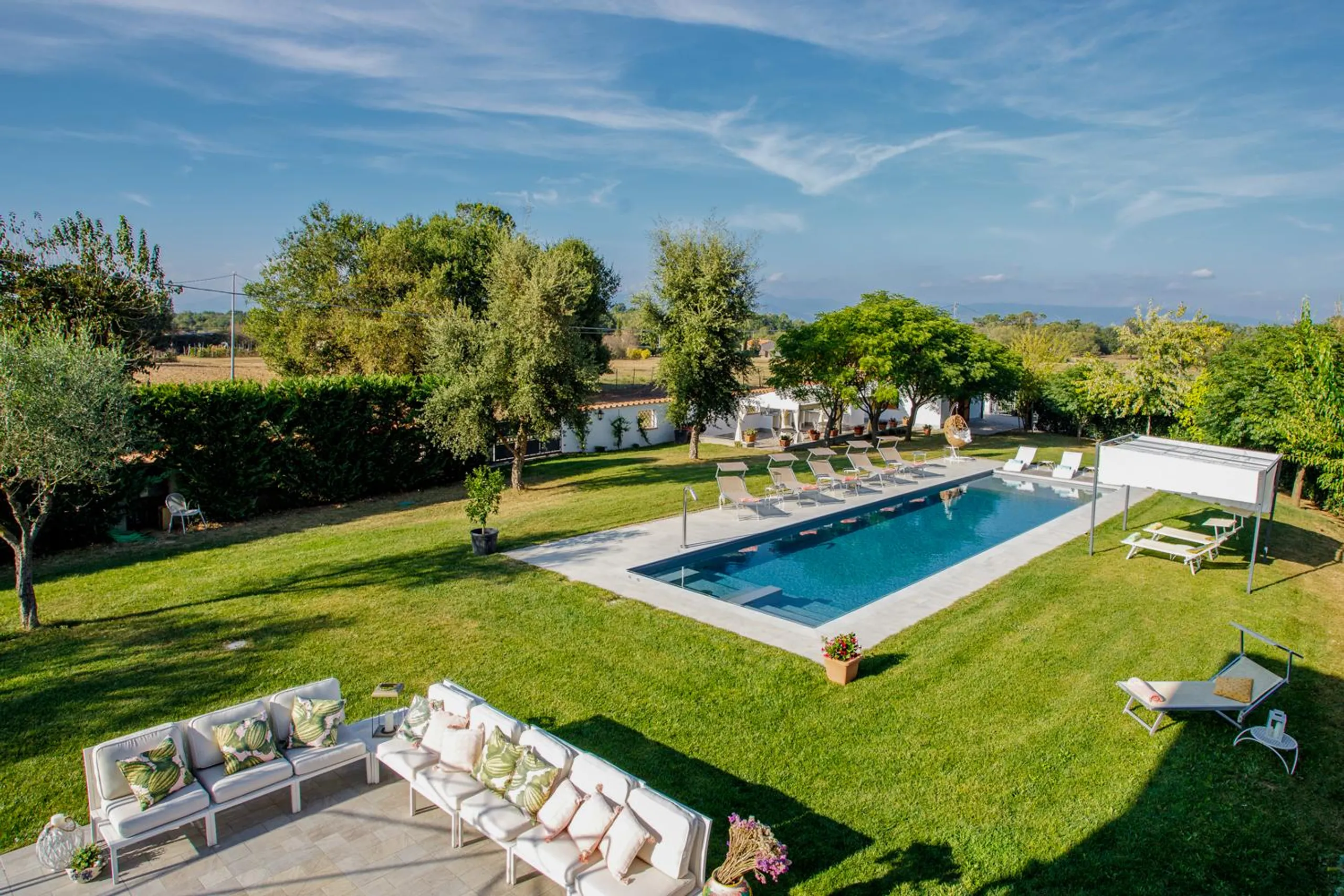 Refined  Tuscan Villa with Private Pool, Vast Gardens and Access to Historic Cities — photograph 3
