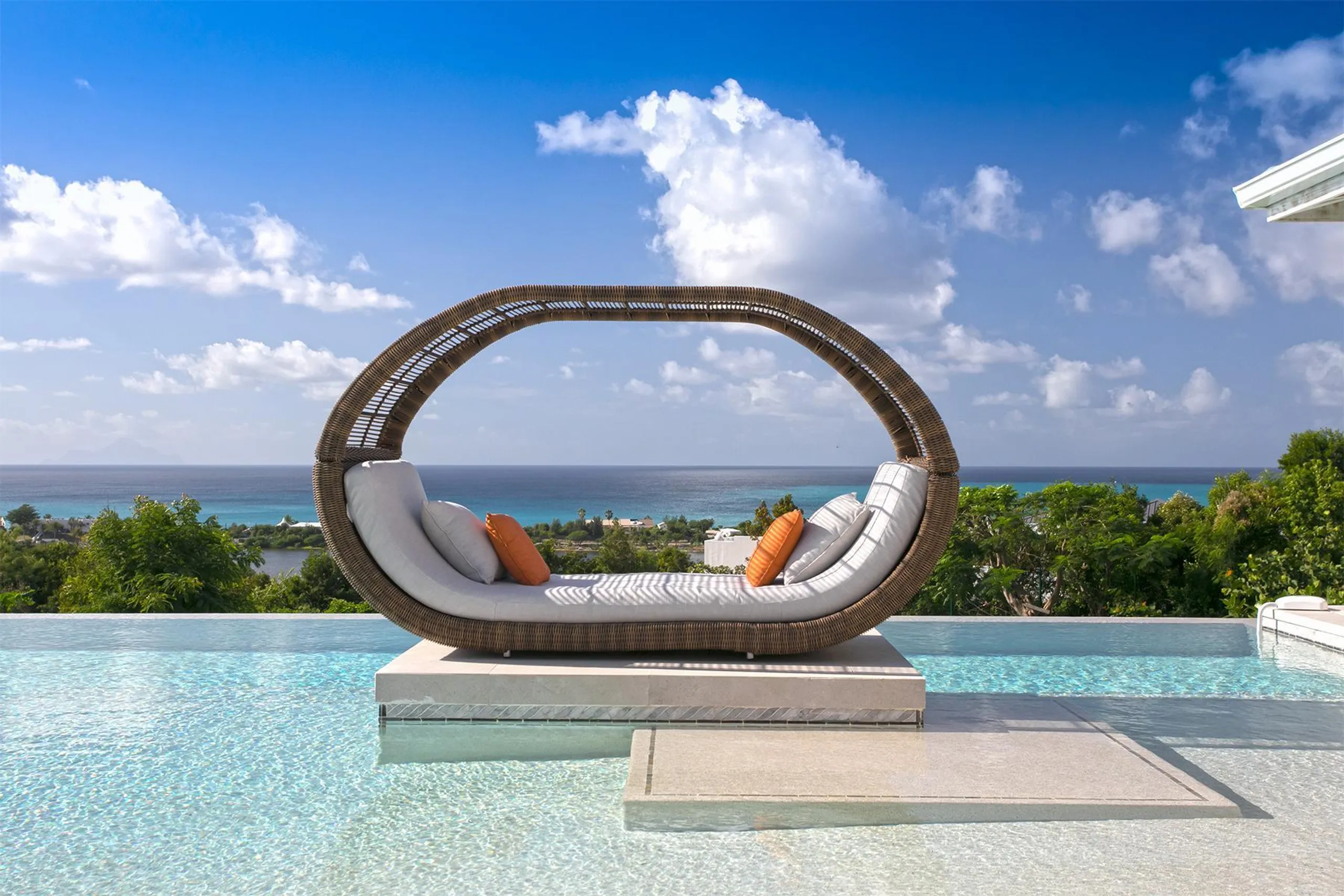 Exclusive Luxe Retreat with Infinity Pool and Breathtaking Ocean Views — photograph 4
