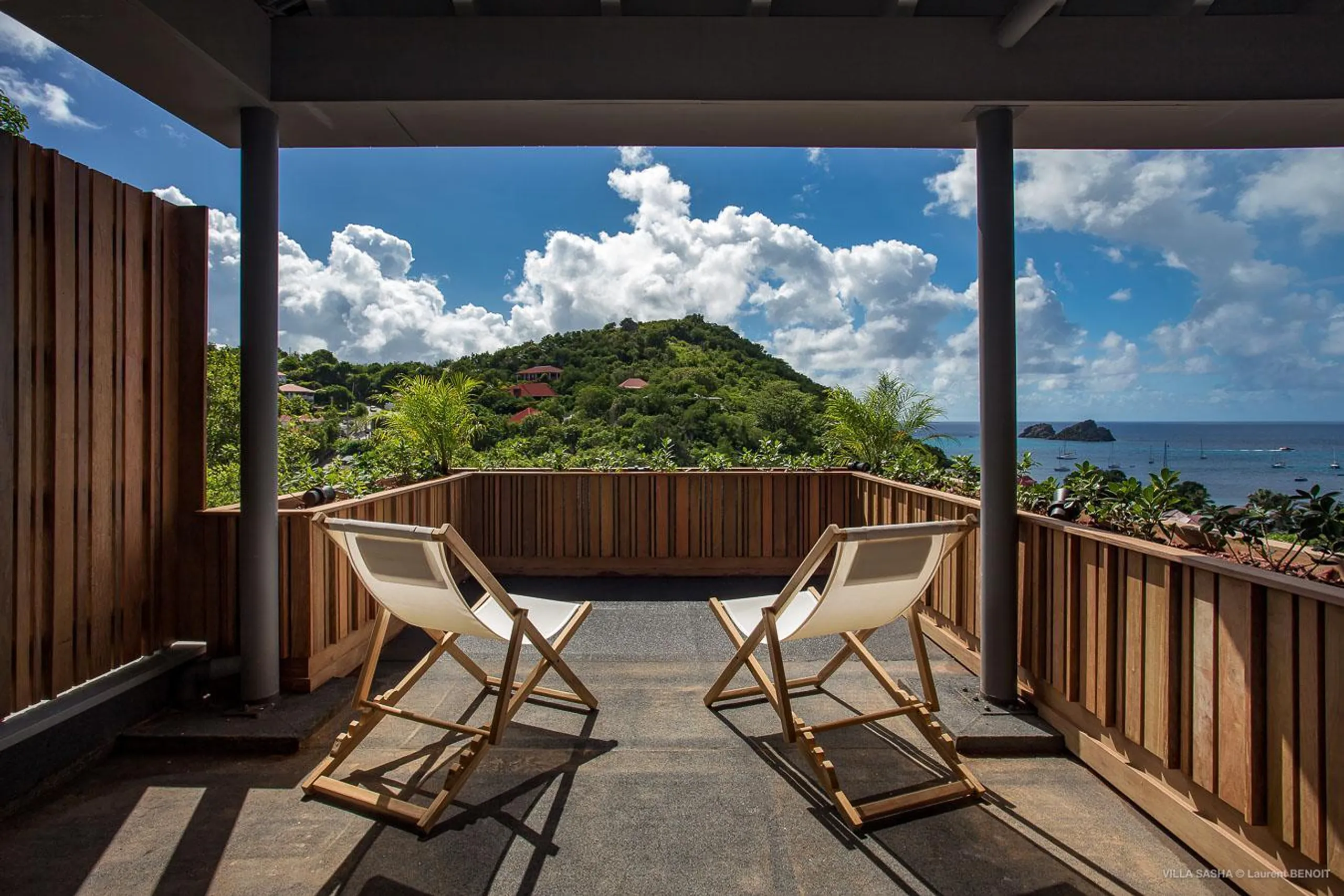 Stylish Oceanside Estate with Infinity Pool and Walks to Beach — photograph 12