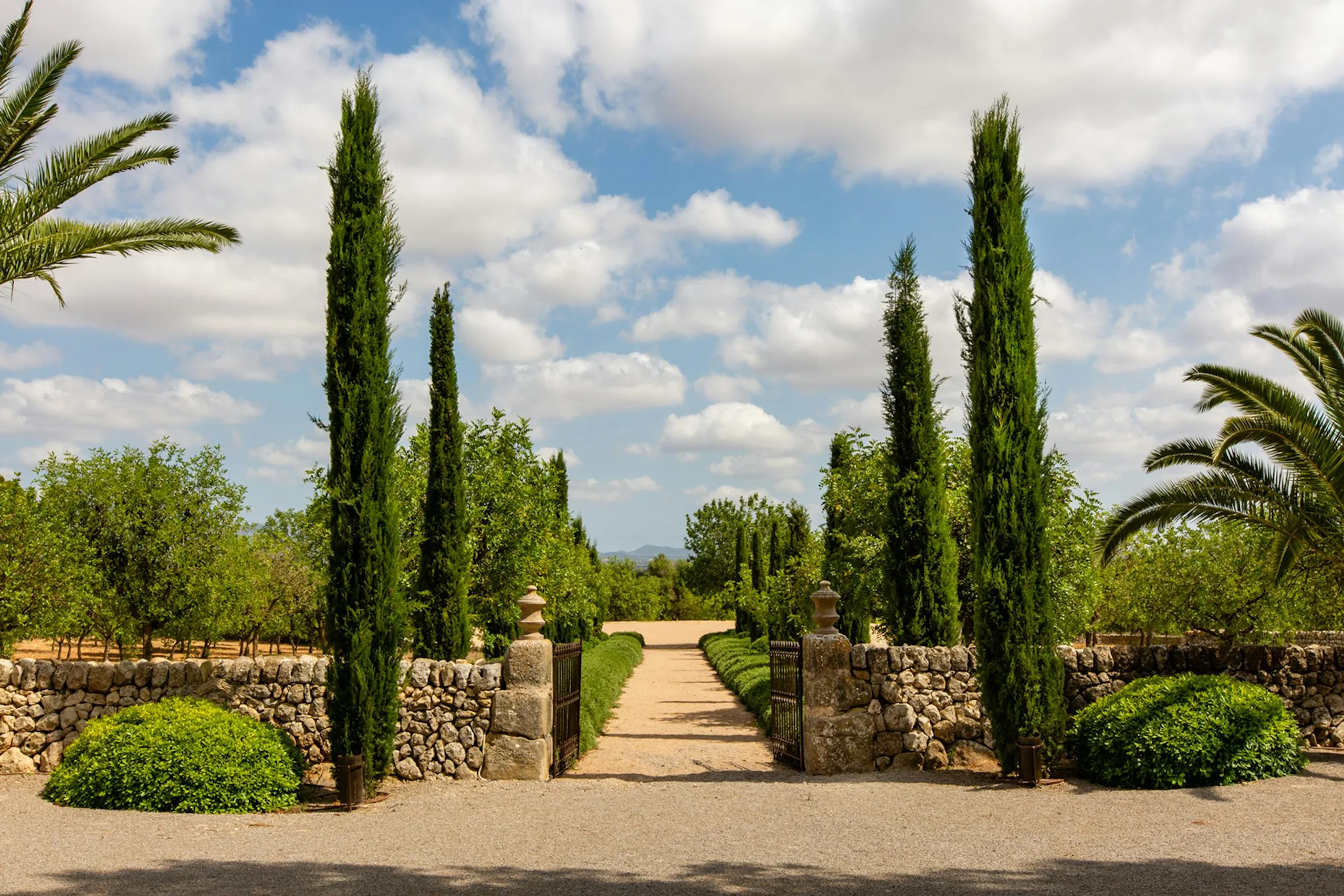 Relaxing Spanish Estate with Private Pool and Gazebo — photograph 3