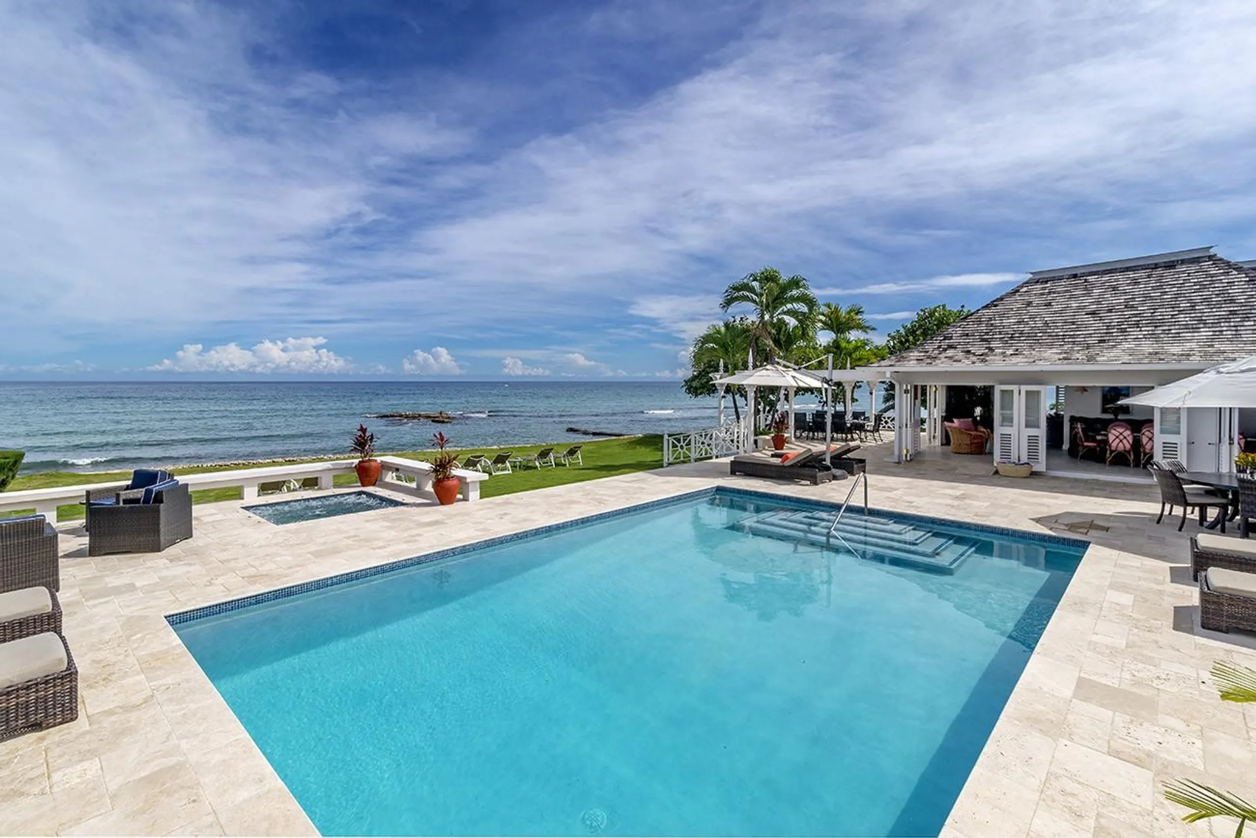 Elegant Beachfront Villa in Montego Bay with Private Pool and Hot Tub — photograph 4