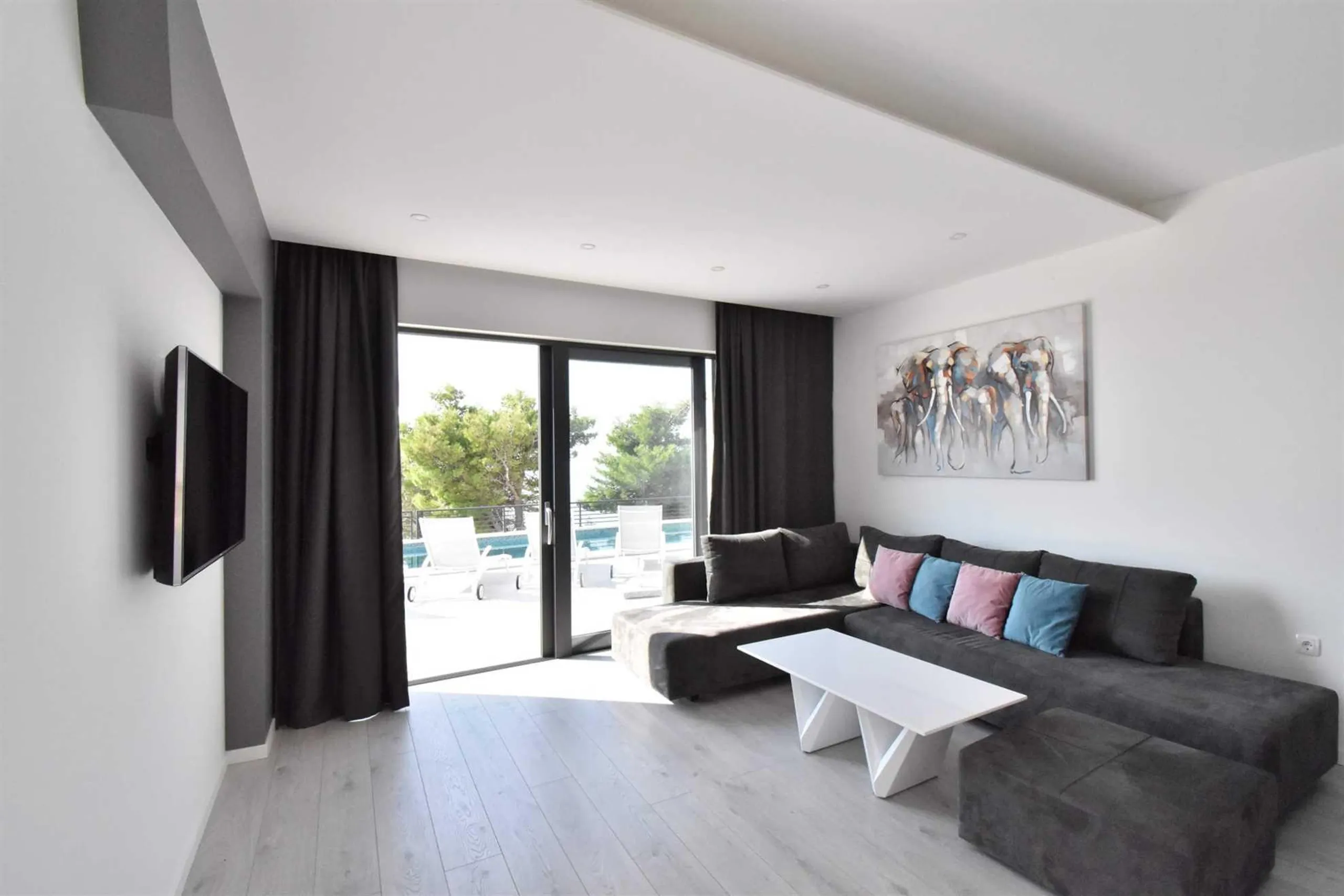 Tranquil Modern Villa with Heated Pool and Stunning Sea Views — photograph 9