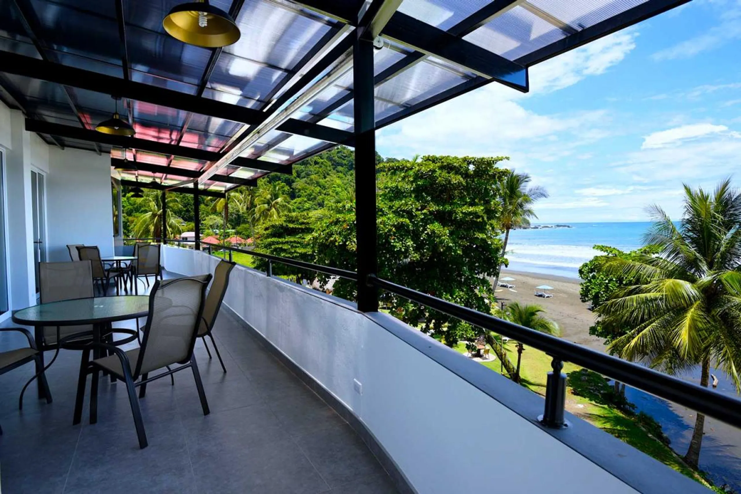 Lavish Beachfront Villa with Private Pool, Mountain and Sea Views — photograph 9