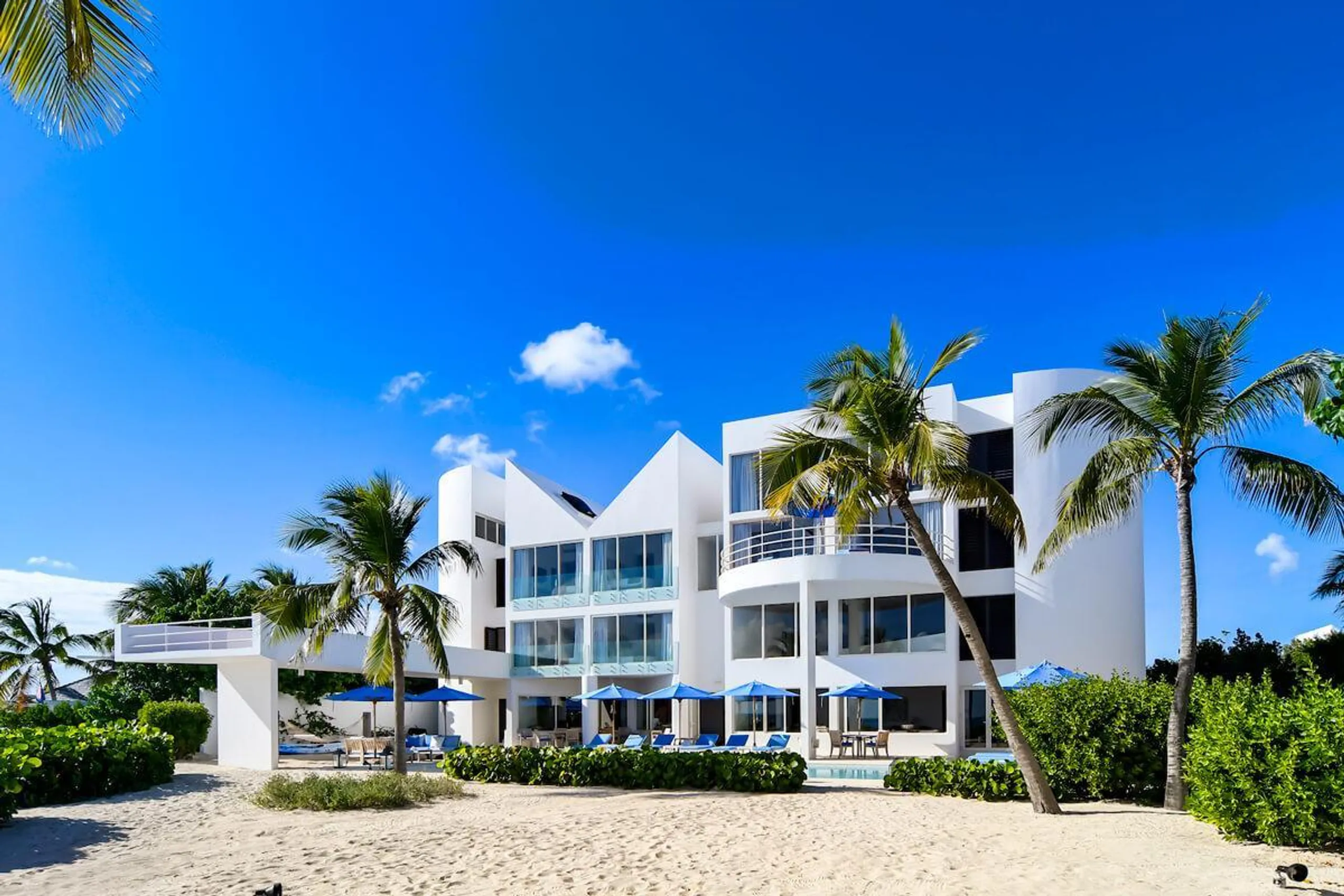 Grand Luxury Beach Front Villa with Private Pool and Skywalk Overlooking Caribbean Sea — photograph 7