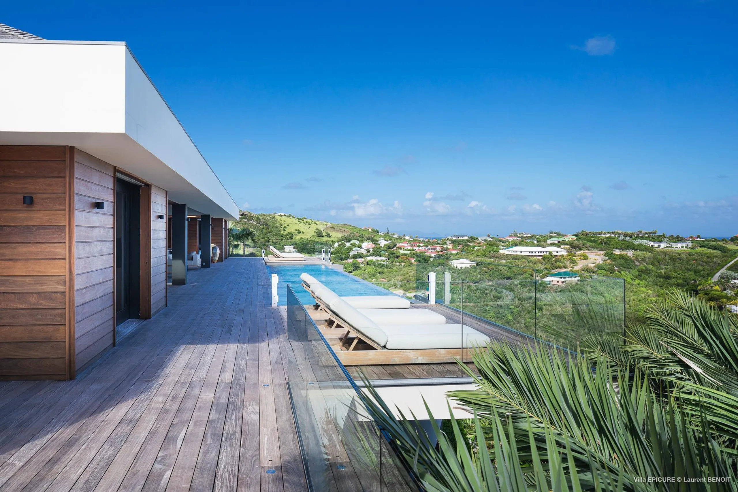 Stunning Oceanfront Villa with Infinity Pool, Fitness Room and Panoramic Views — photograph 5