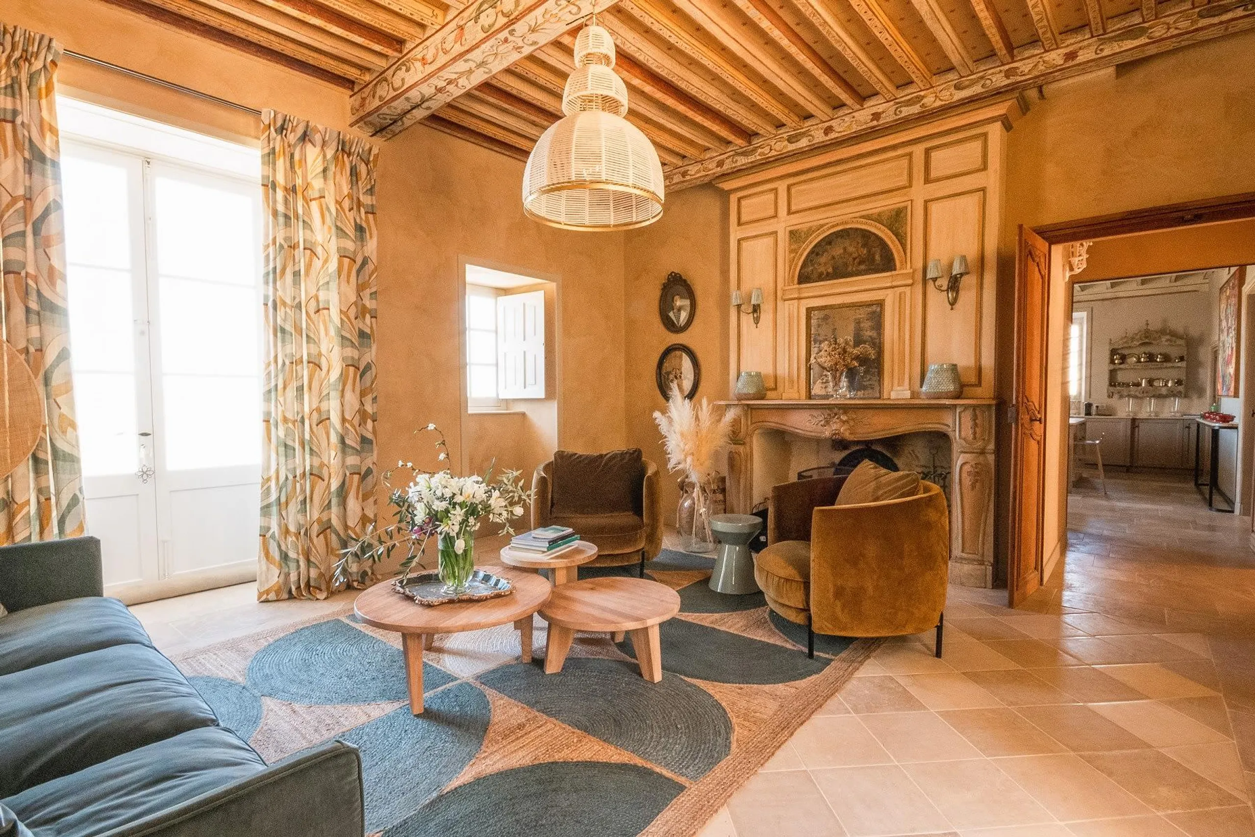 Elegant Chateau with Invigorating Pool — photograph 3
