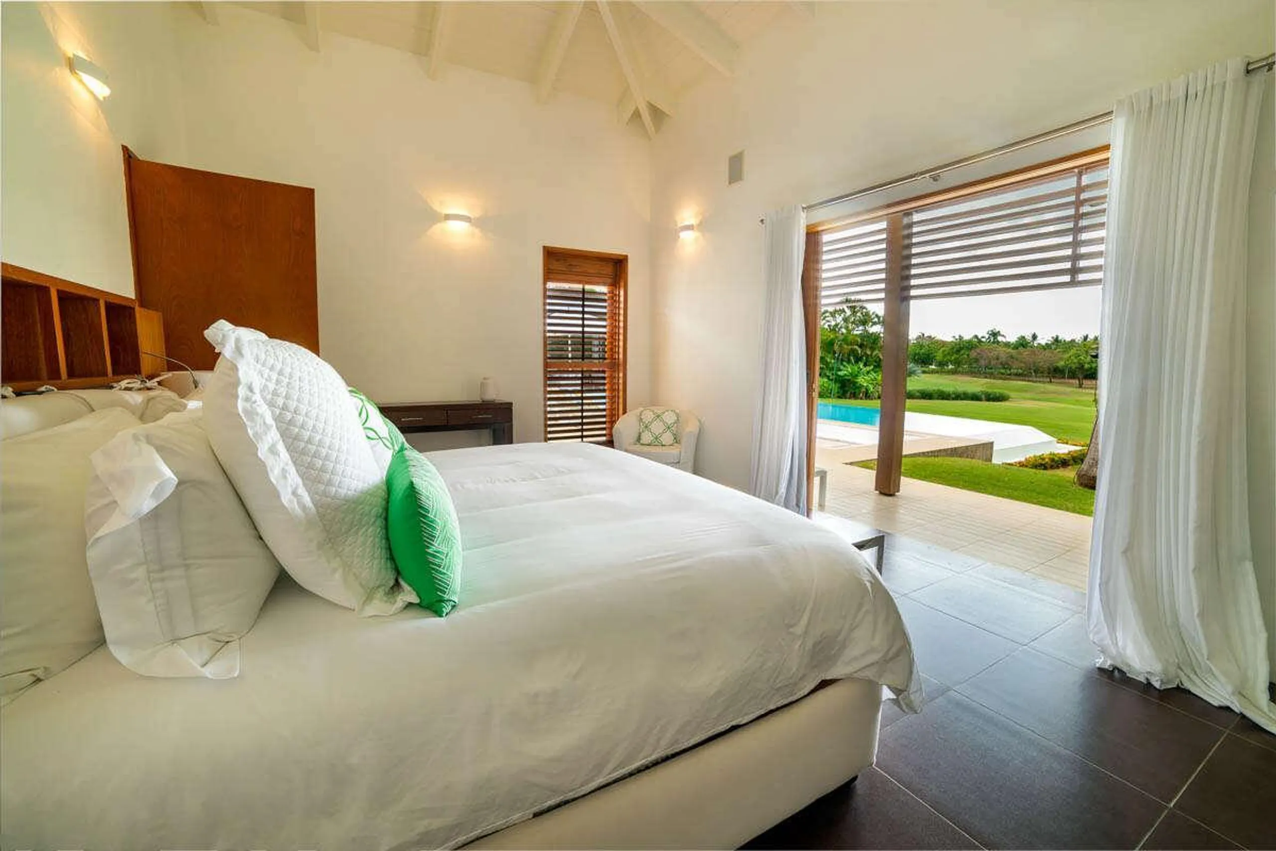 Modern Masterpiece Villa with Infinity Pool with Golf Course Views — photograph 10