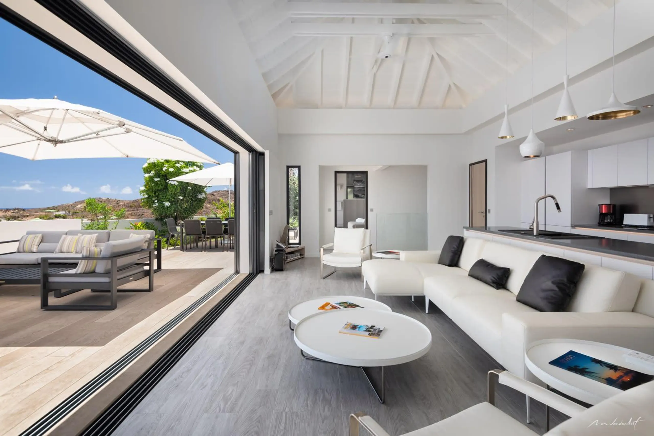 Stunning Modern Villa On The Hills With Pool And Panoramic View — photograph 9