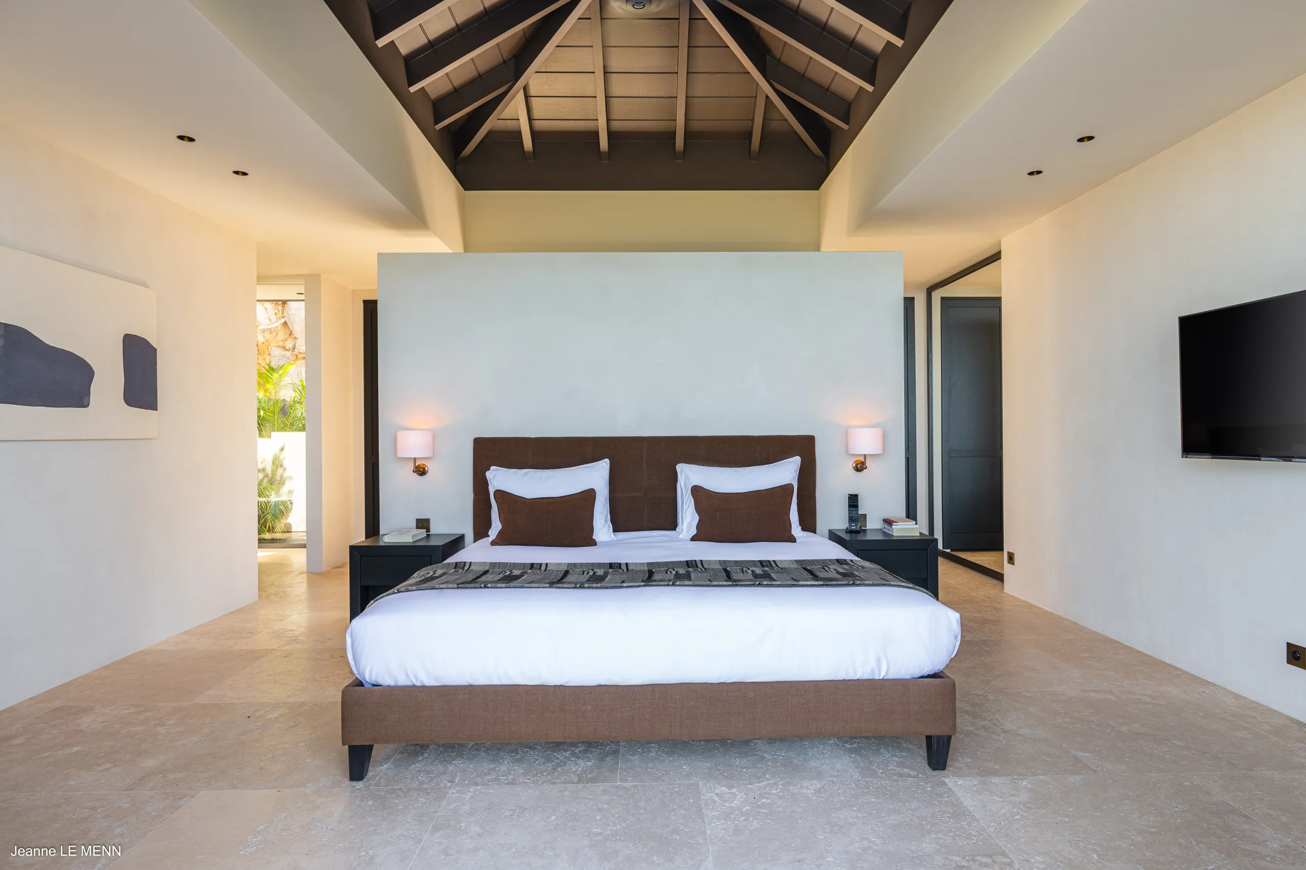 Sleek Lurin Villa with Private Infinity Pool & Bay Views — photograph 11