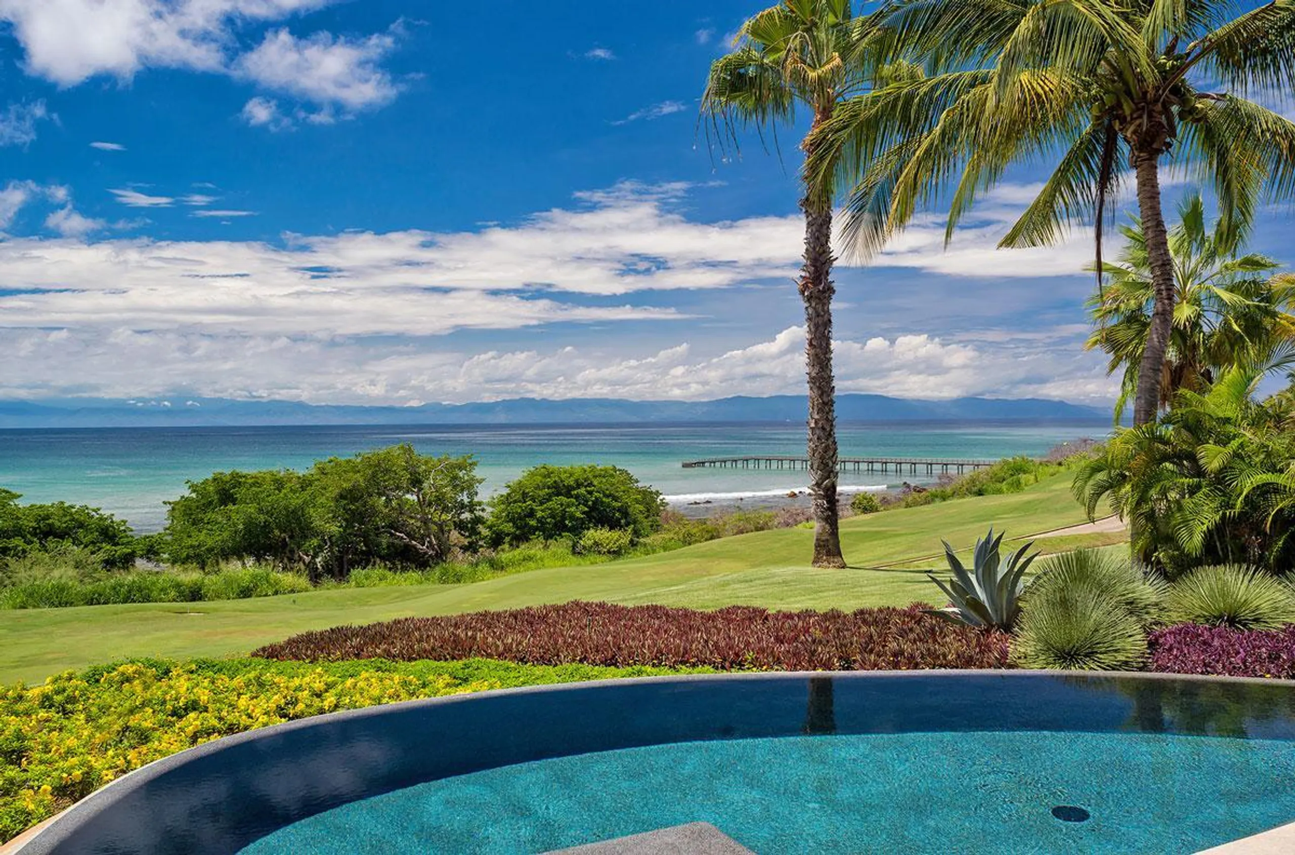 Blue Water Oasis with Infinity Pool and Spectacular Ocean Views — photograph 5