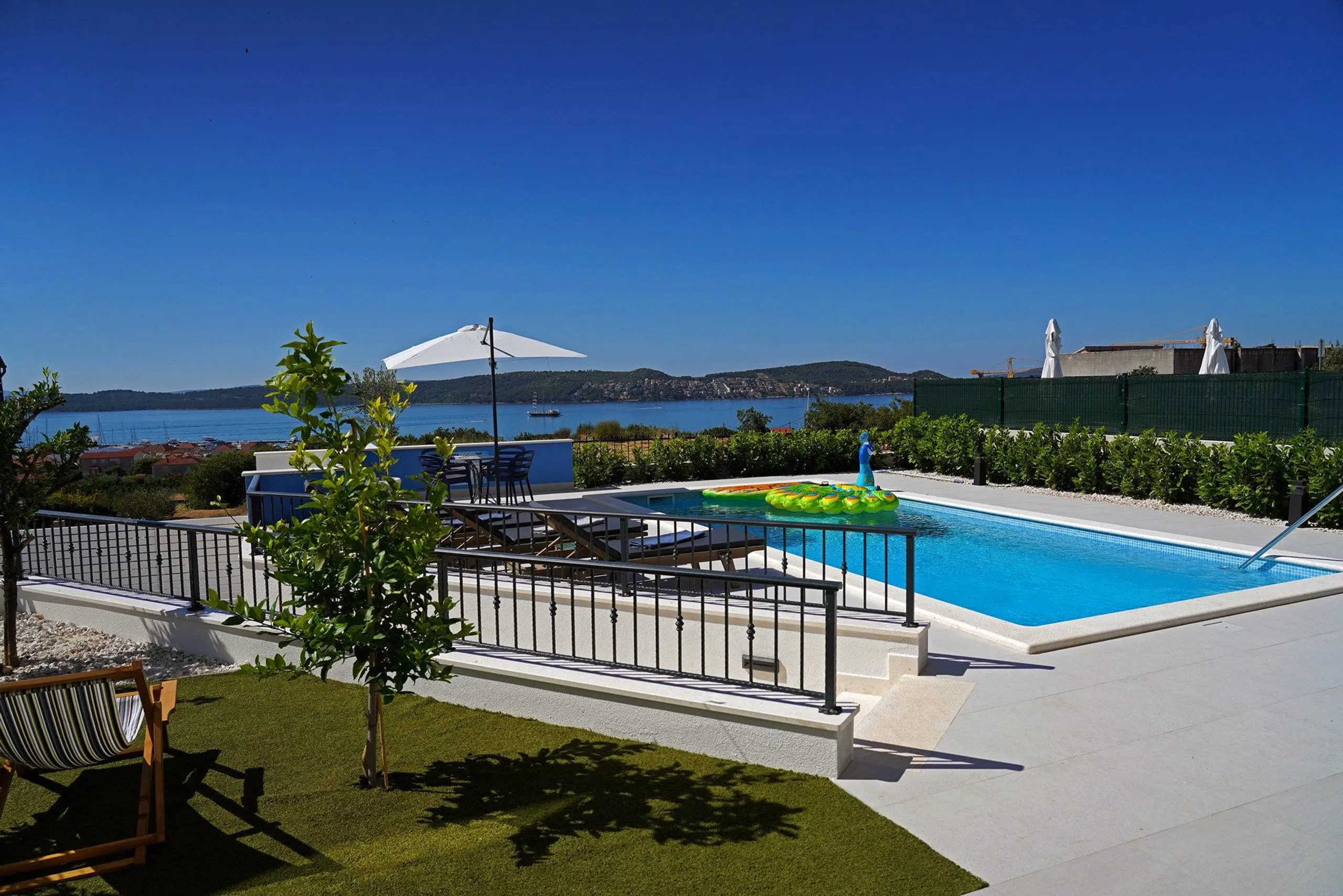 Phenomenal Modern Villa with Pool, Garden and Sea Views — photograph 12