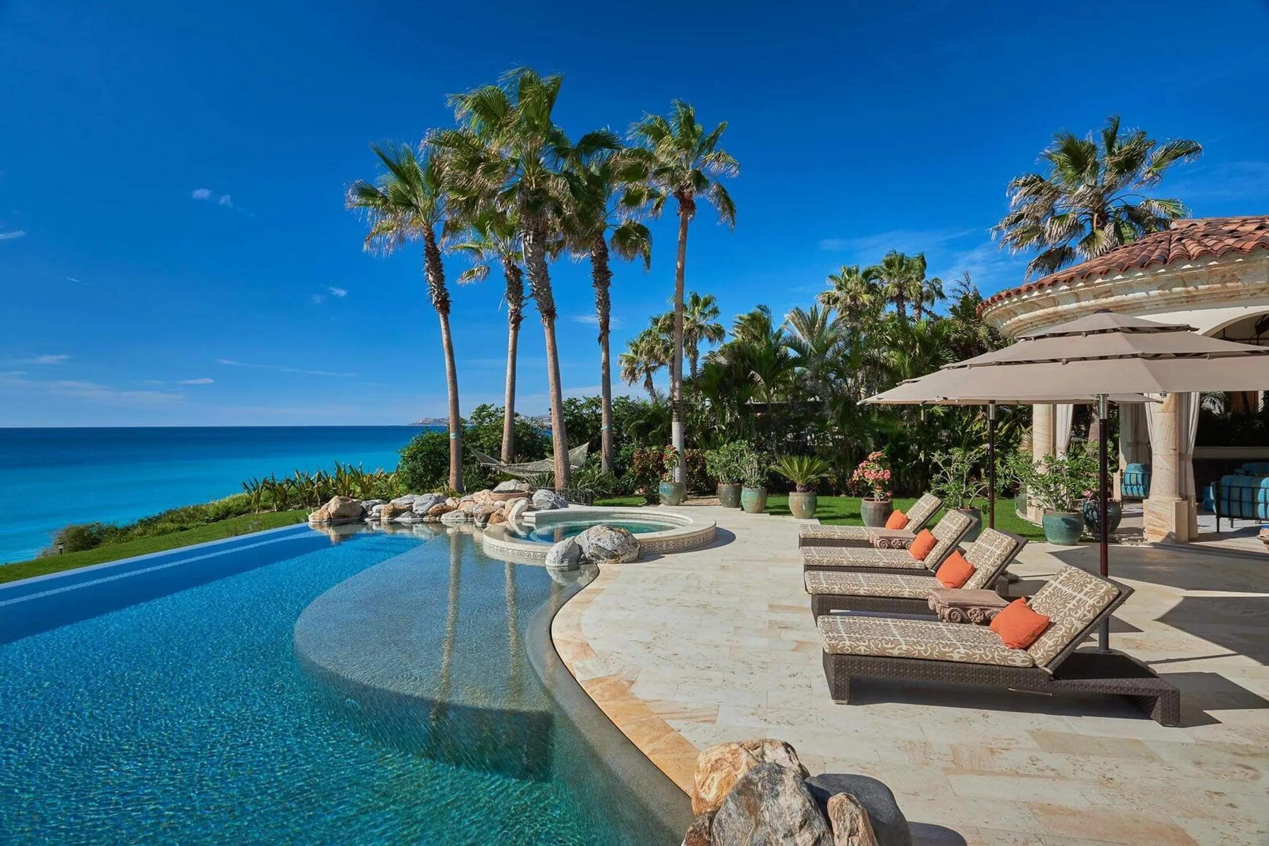 Timeless Oceanfront Haven with Infinity Edge Pool in the Heart of Cabo — photograph 5