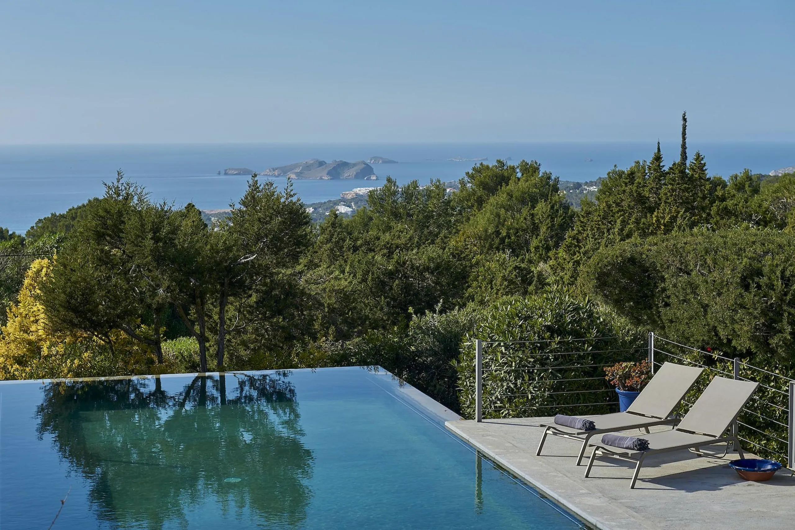 Stylish Ibiza Seaside Villa with Infinity Pool and Oceanview Dining — photograph 4