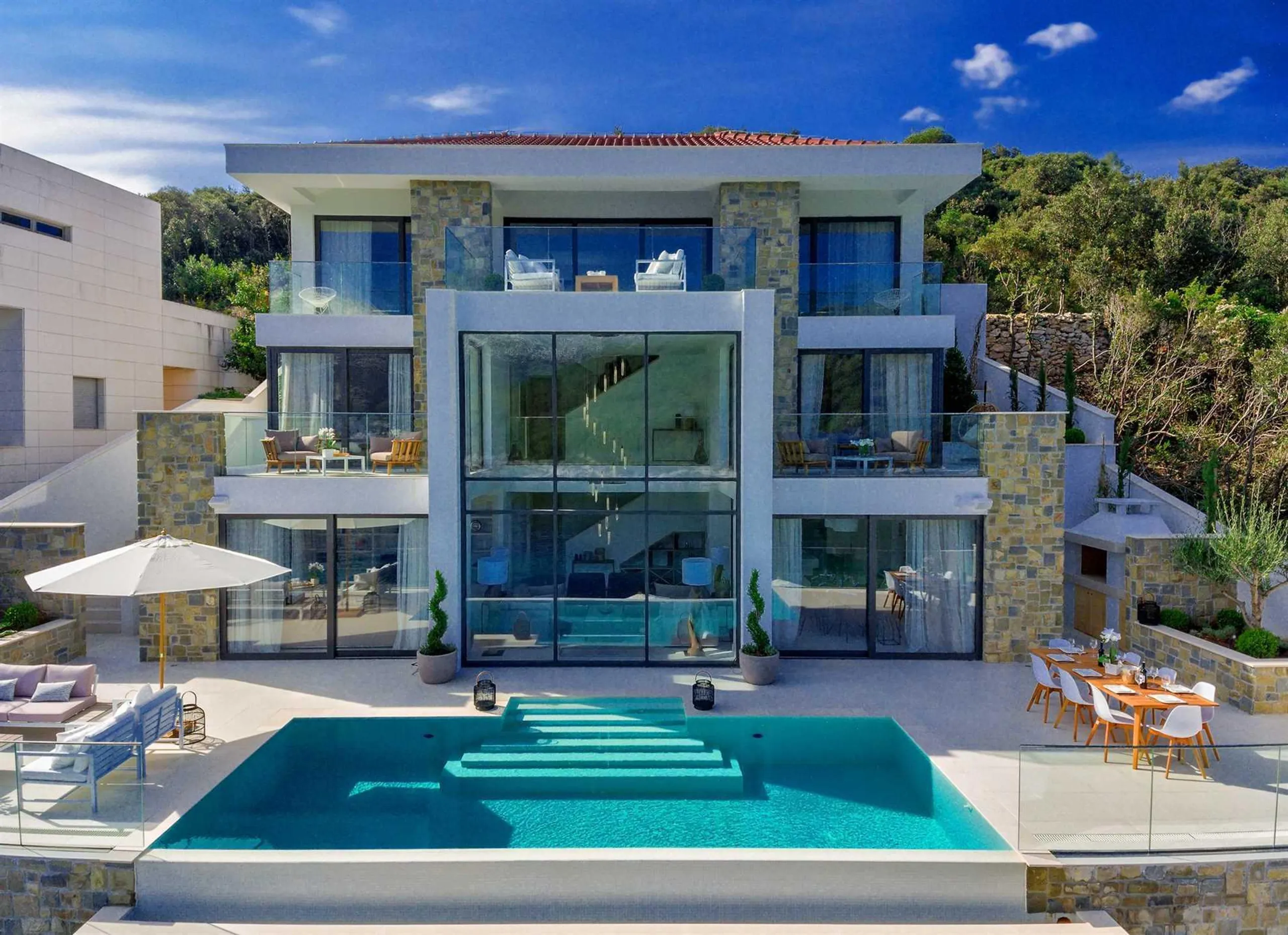 Splendid Modern Villa with Private Pool and Gorgeous Bay View — photograph 2