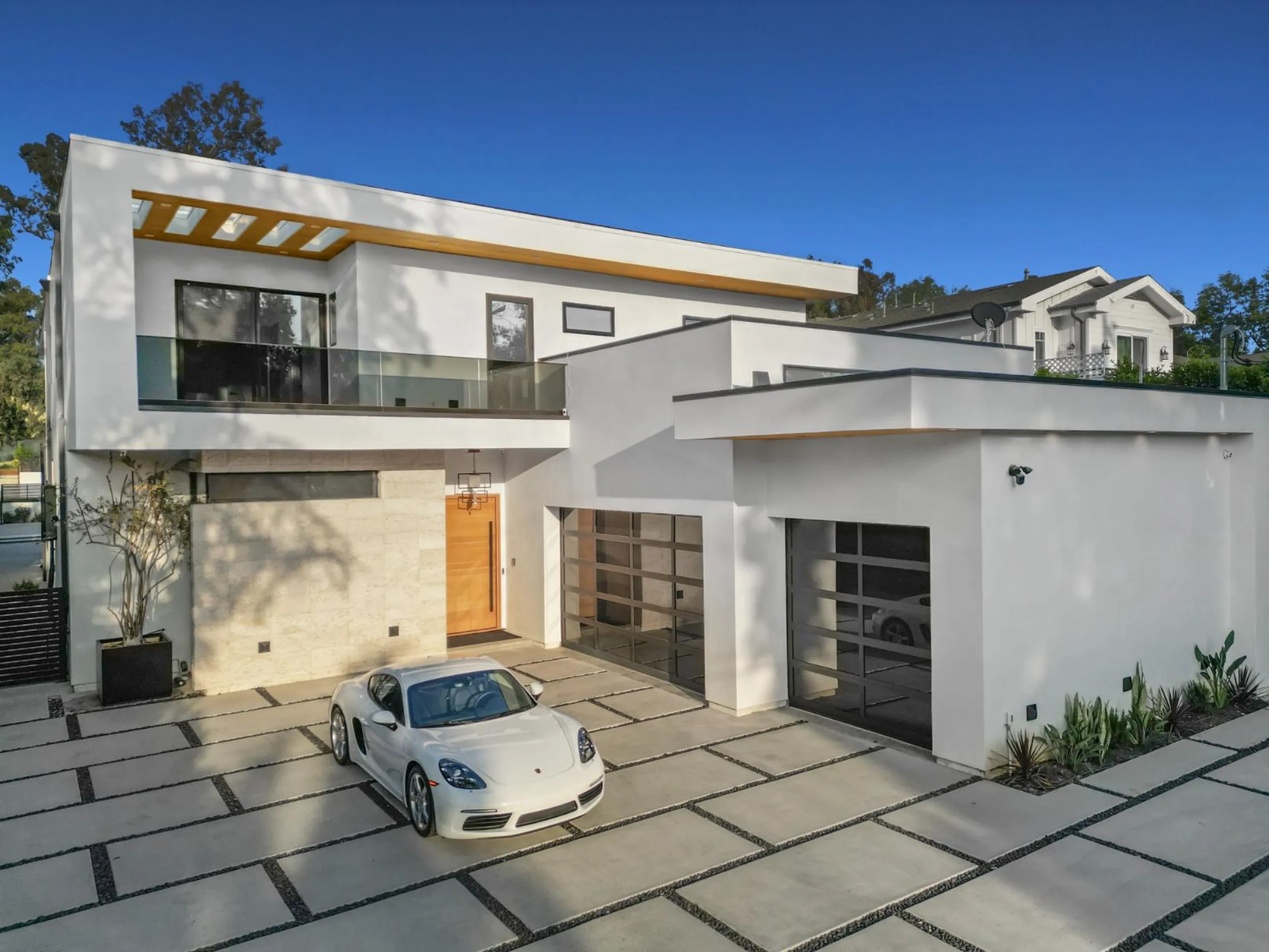 Stunning Modern Architectural Estate with Large Pool — photograph 8