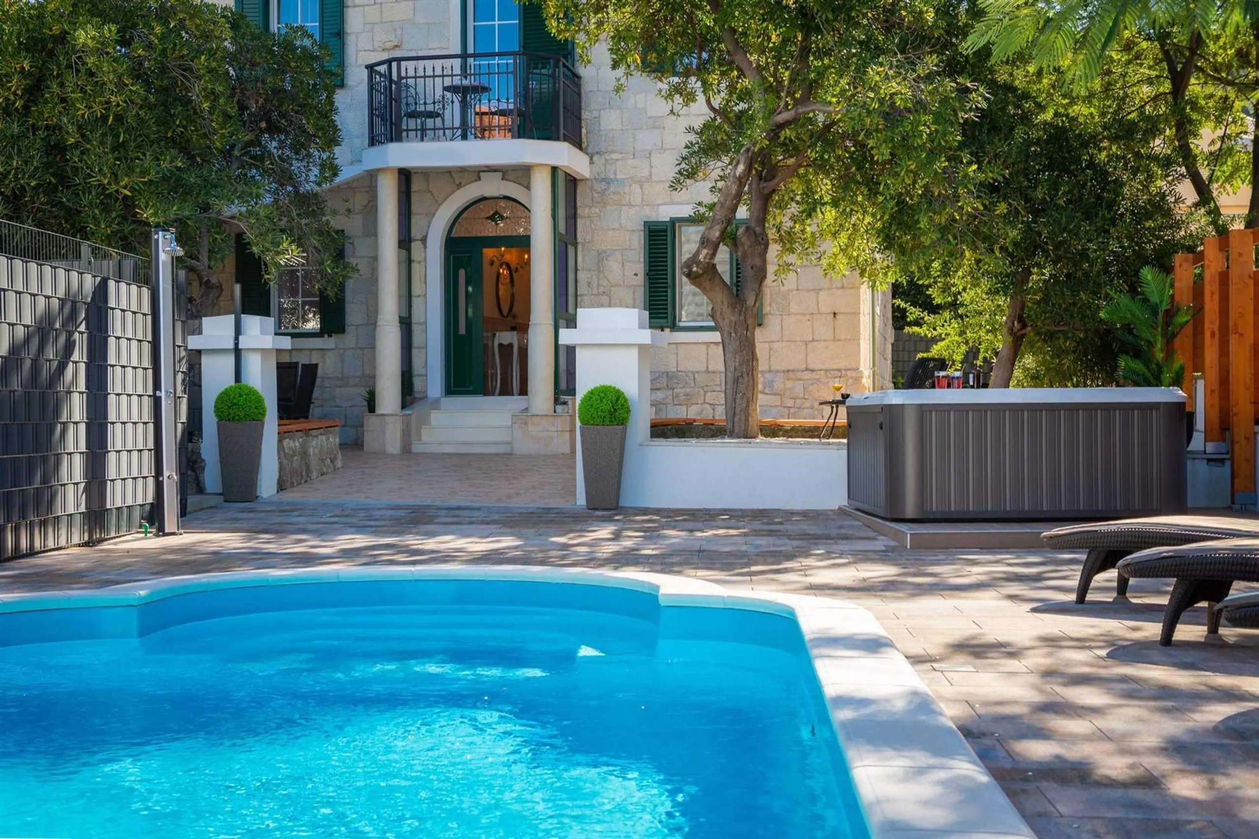 Traditional Luxury Villa with Private Swimming Pool, Sauna and Sea Views — photograph 4