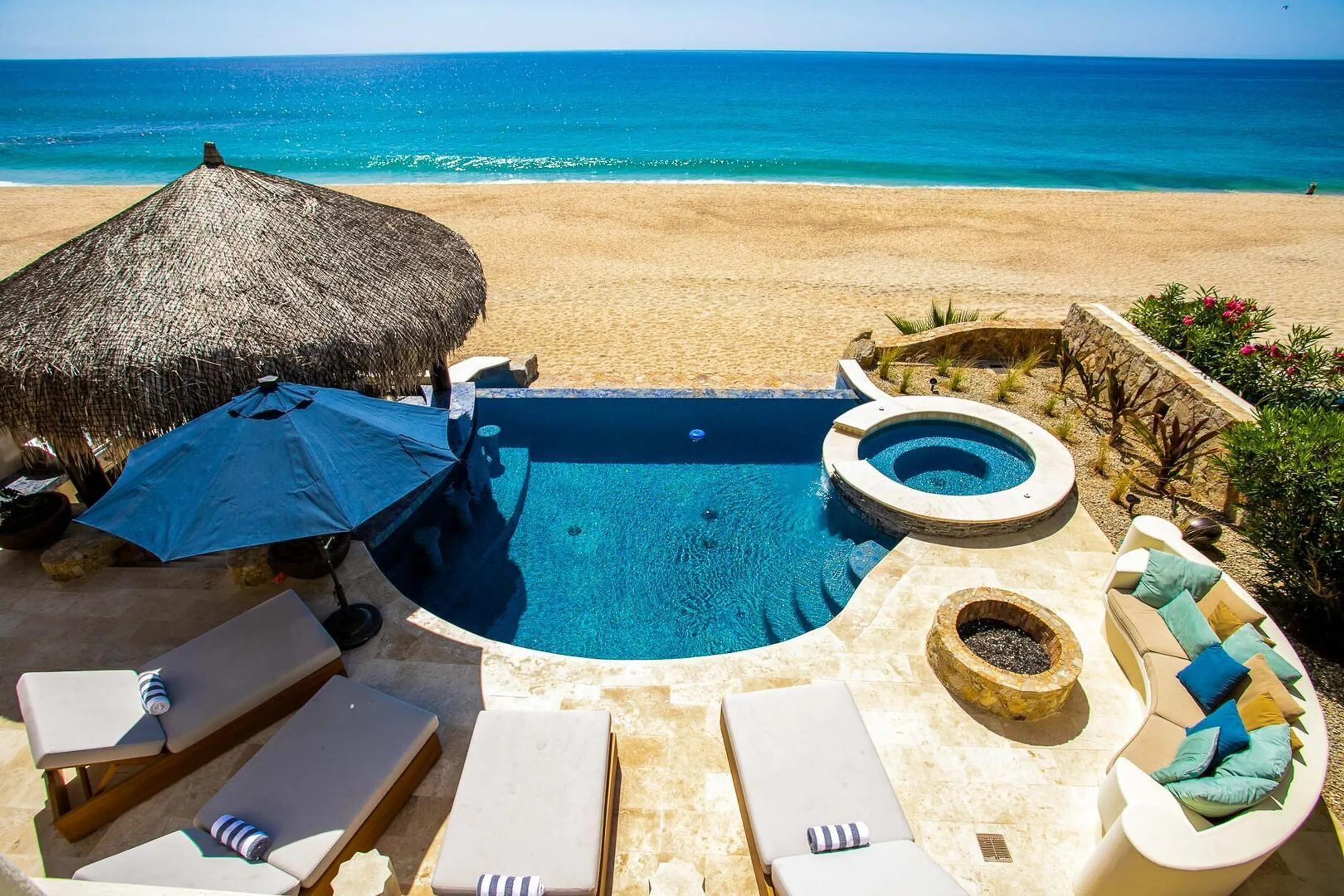 El Encanto Luxury Beachfront Villa  with infinity pool and Ocean Views — photograph 3