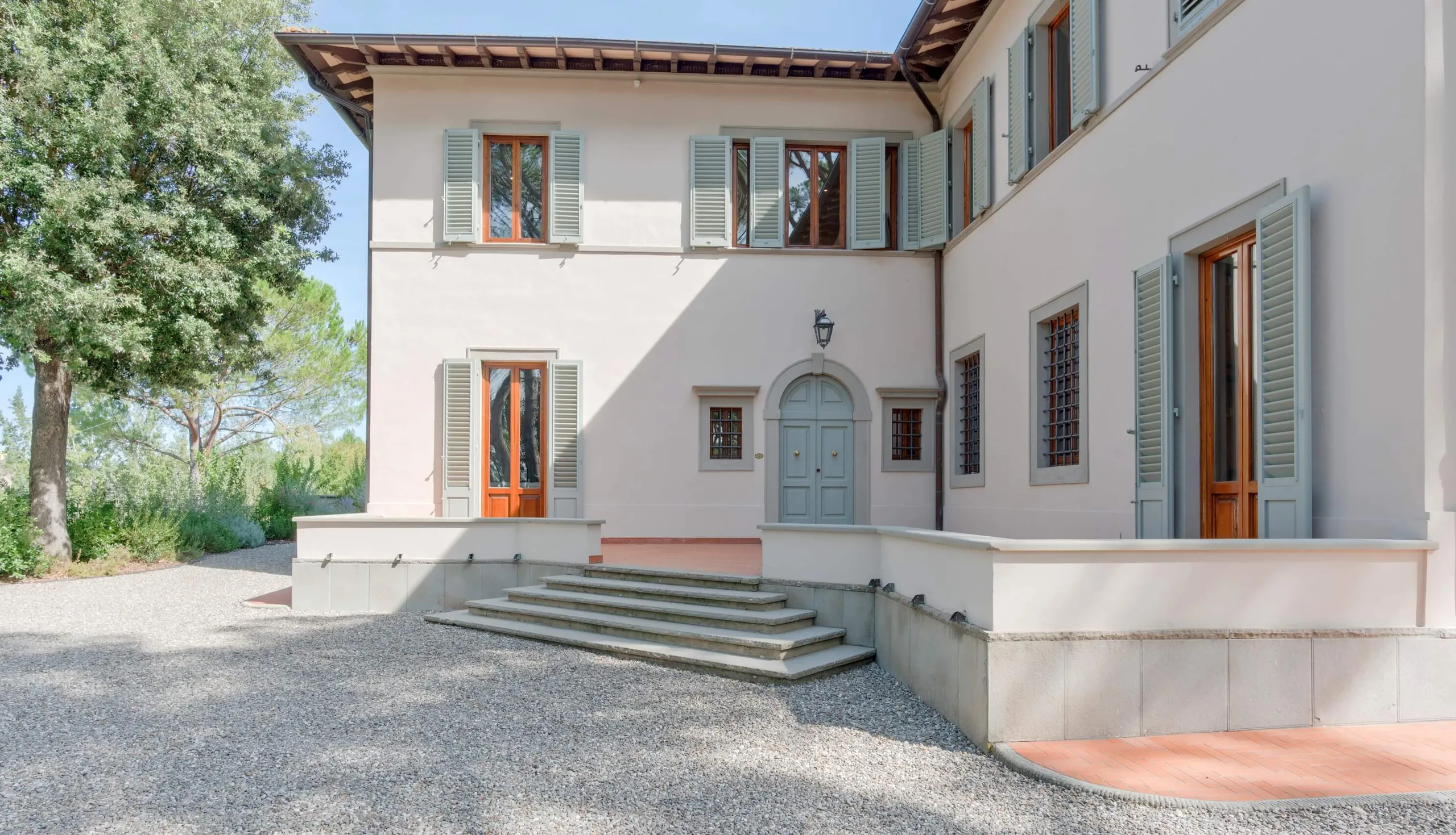 Tempting Contemporary Classic Villa with Saltwater Infinity Pool and Manicured Lawn — photograph 4