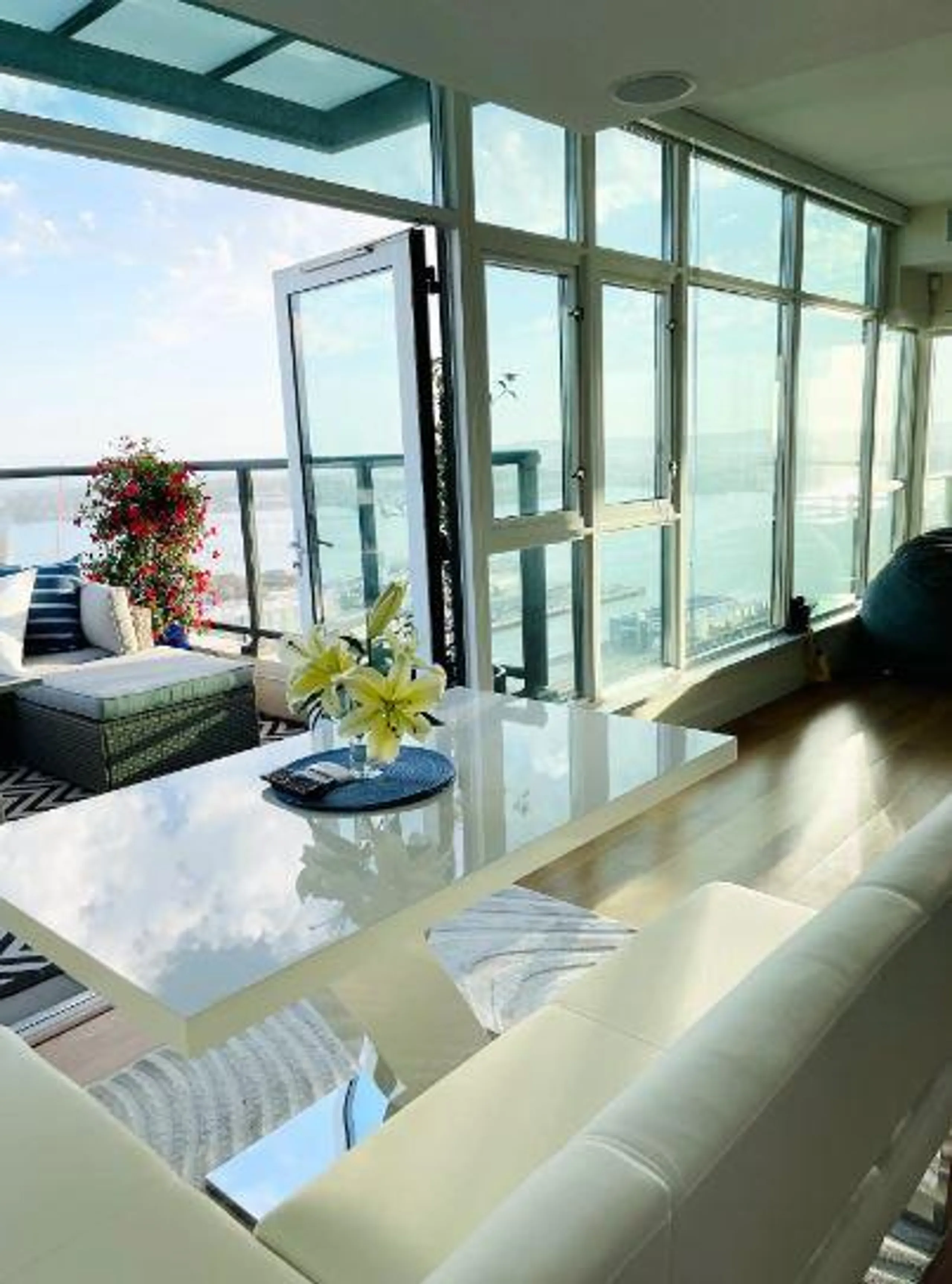 San Diego Ocean View Penthouse with Hot Tub and Amazing Views — photograph 11