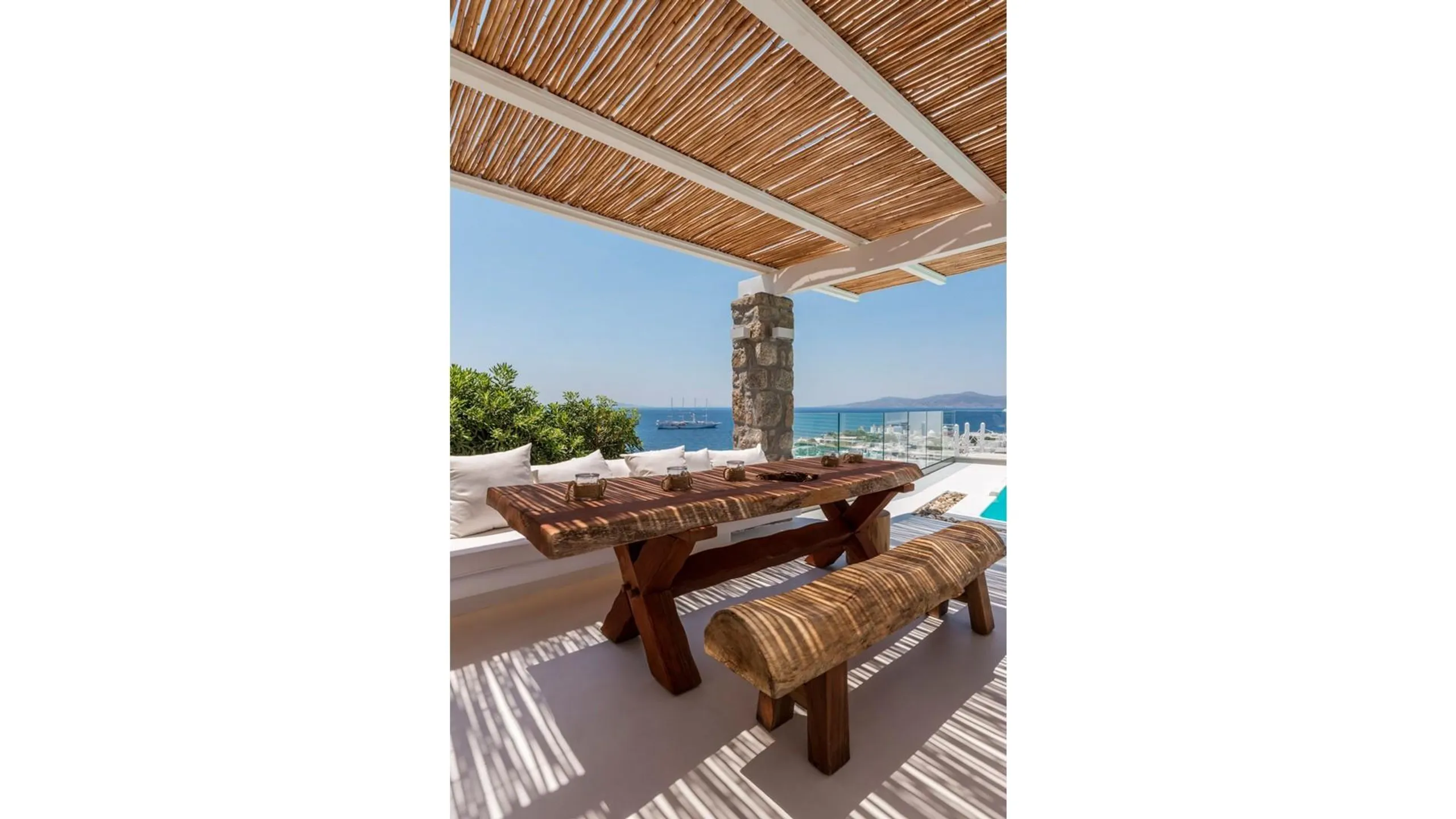 Sumptuous Retreat Boasting Infinity Pool and Elegant Charm — photograph 5