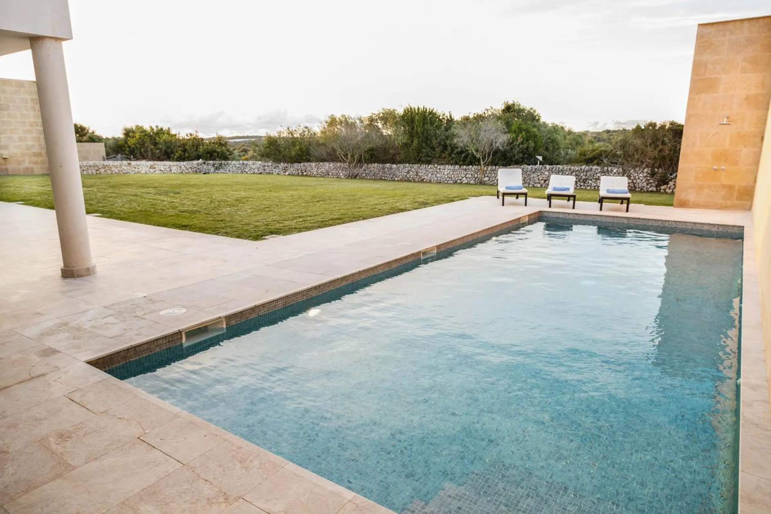 Regal 5BR Villa with Private Pool and Breathtaking Views of the Sea — photograph 2