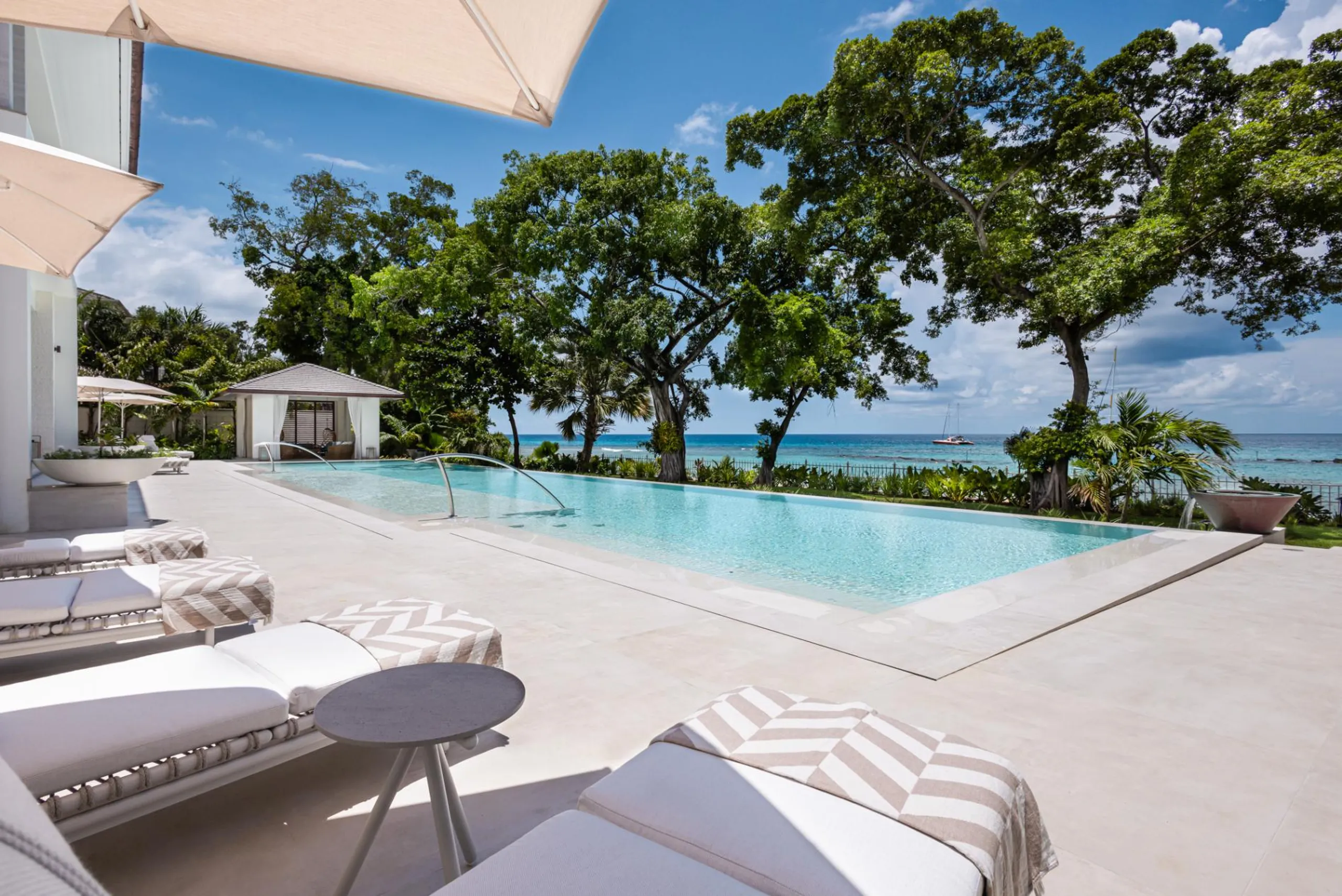 Top-of-the-line Beachfront Villa with Pool, Garden and Caribbean Sea Views — photograph 11