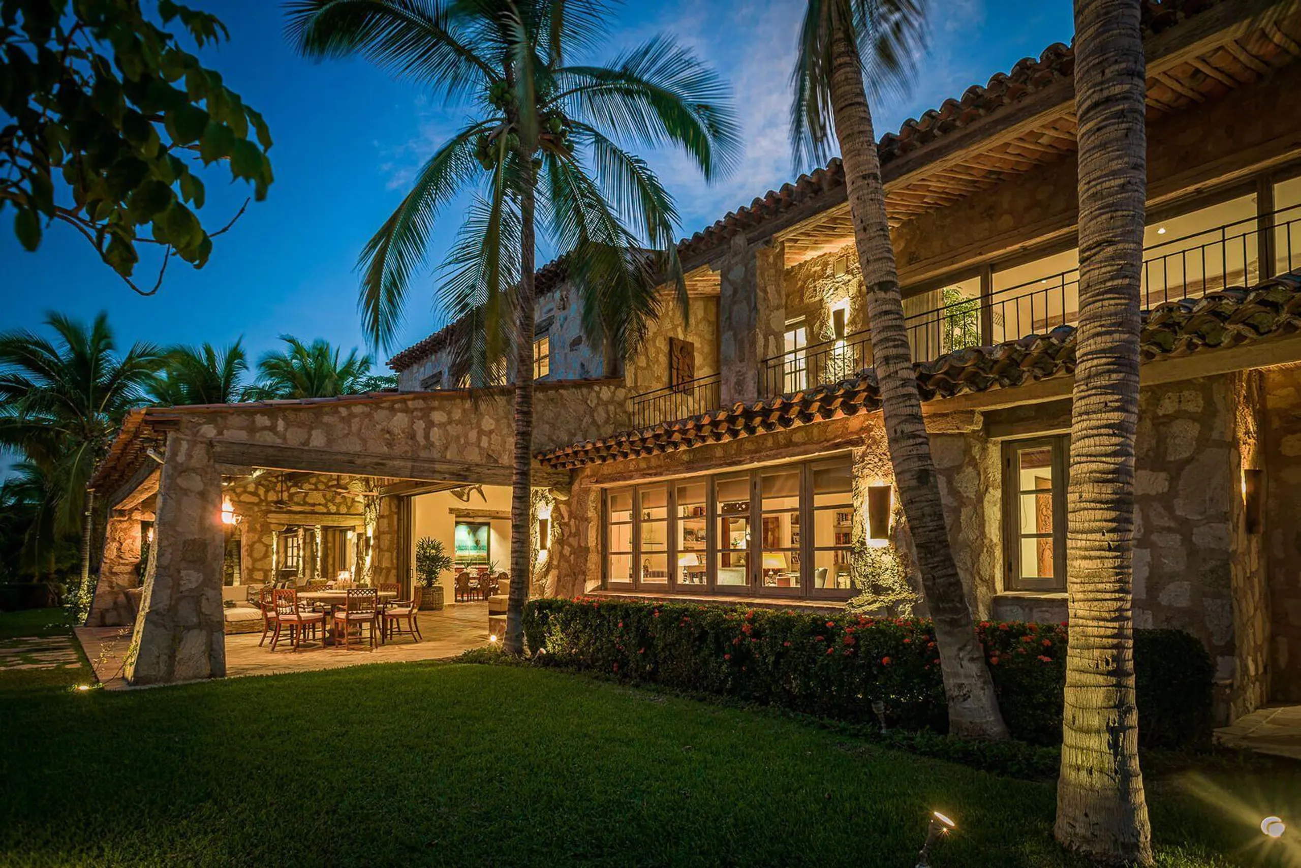 Beautiful Luxury Beachfront Grand Compound with Large Pool — photograph 6