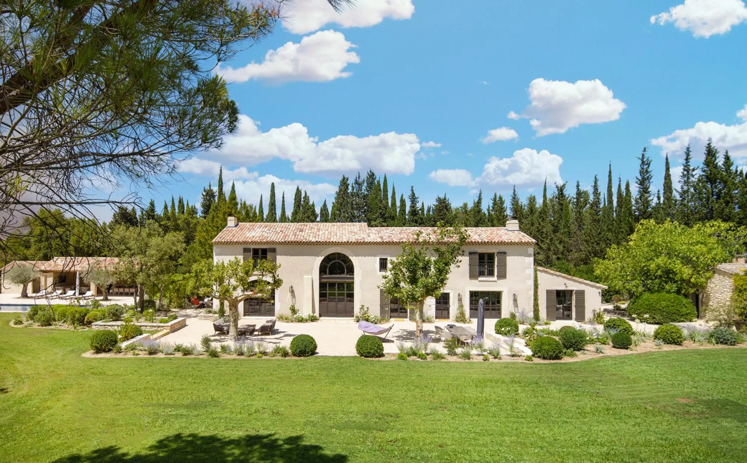 Serene Splendor Retreat with Poolside and Mountain Views — photograph 4