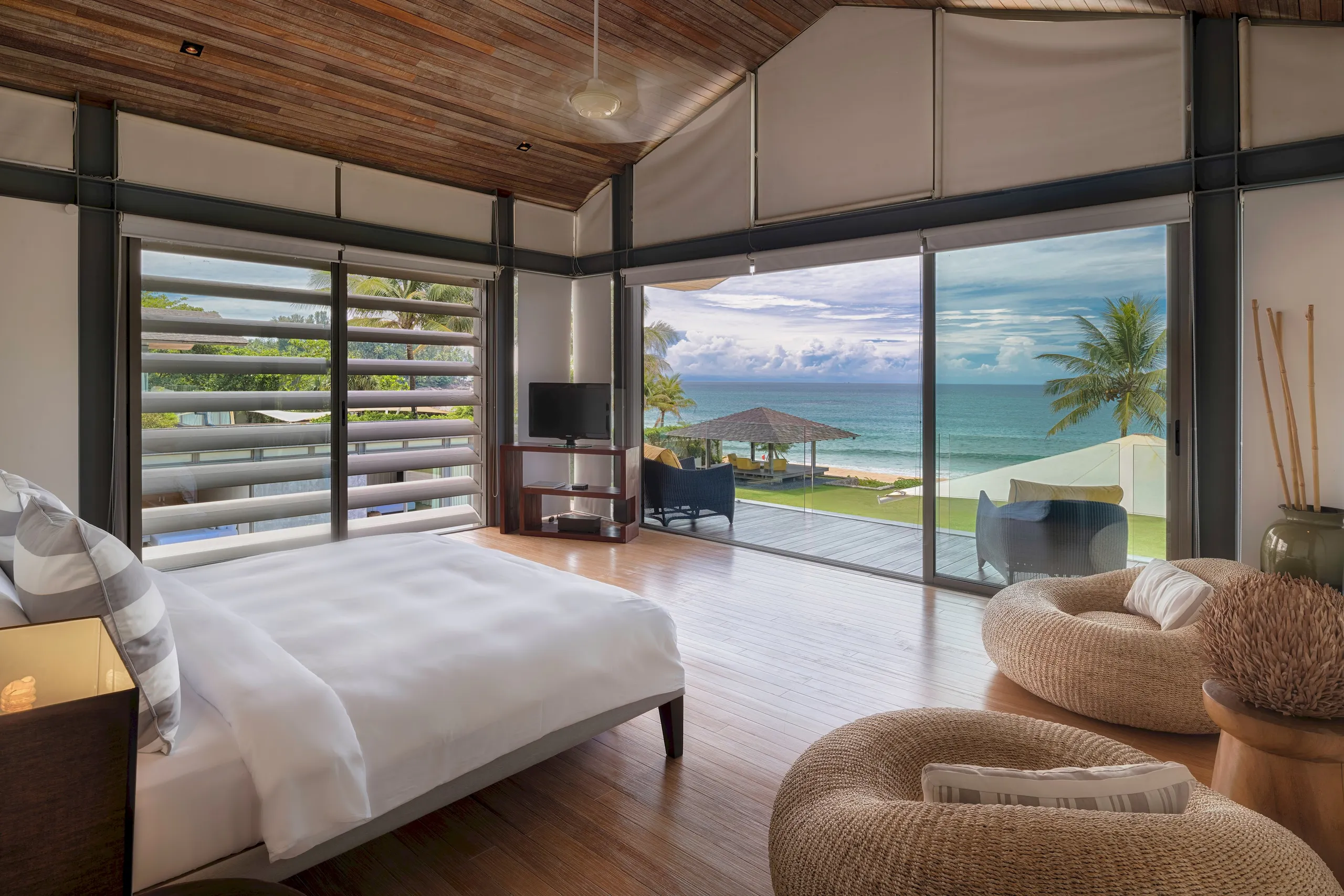 Captivating 5BR Phuket Retreat with Invigorating Pool — photograph 9