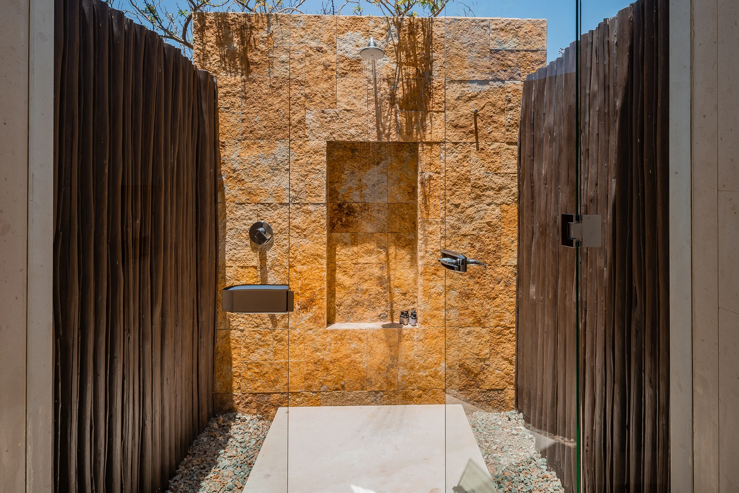 Modern Beachfront Architectural Estate with Infinity Pool and Stunning Ocean Views — photograph 12