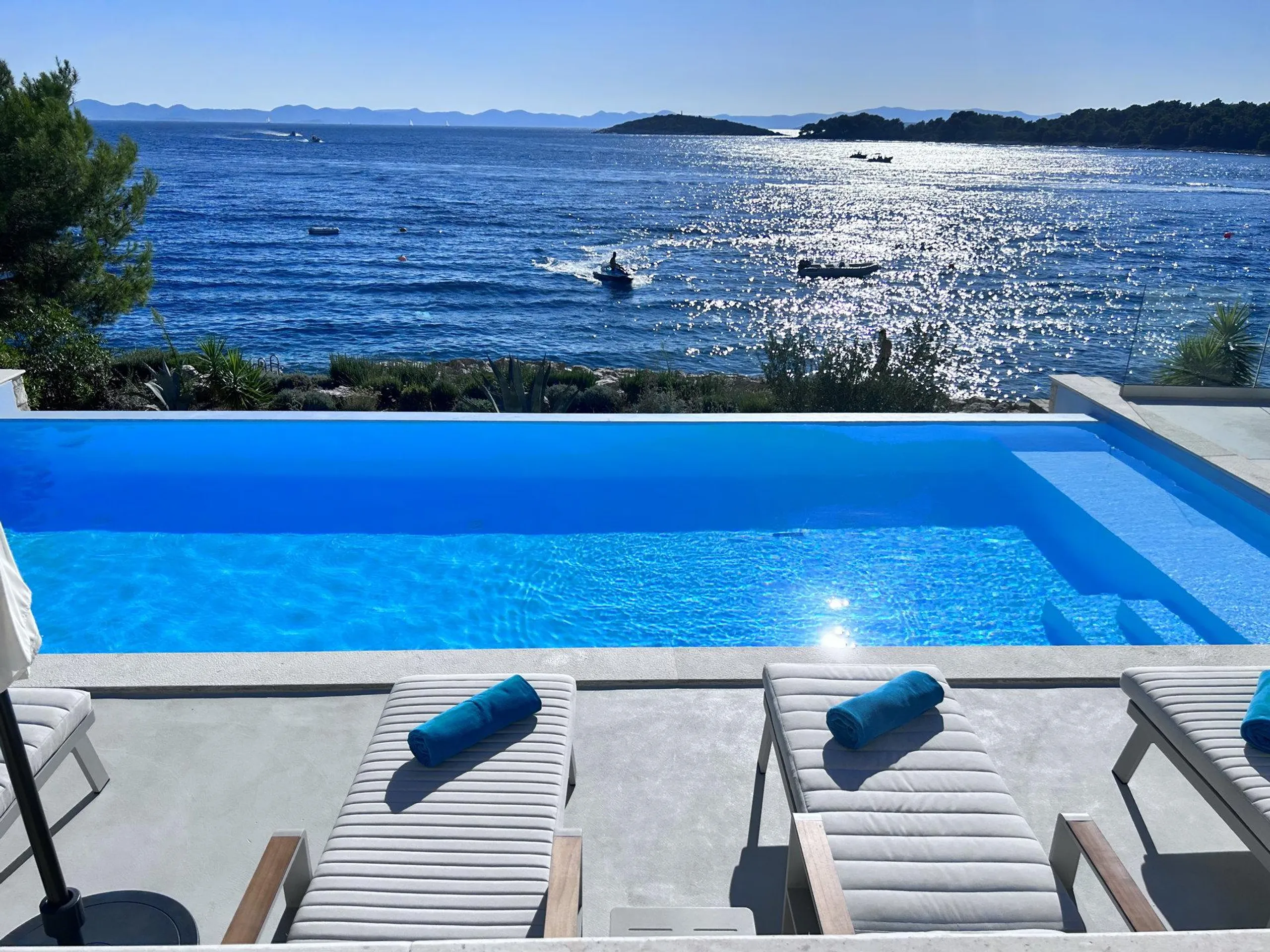 Plush and Inviting 5 Bedroom Villa with Private Infinity Pool and Sea Views — photograph 7