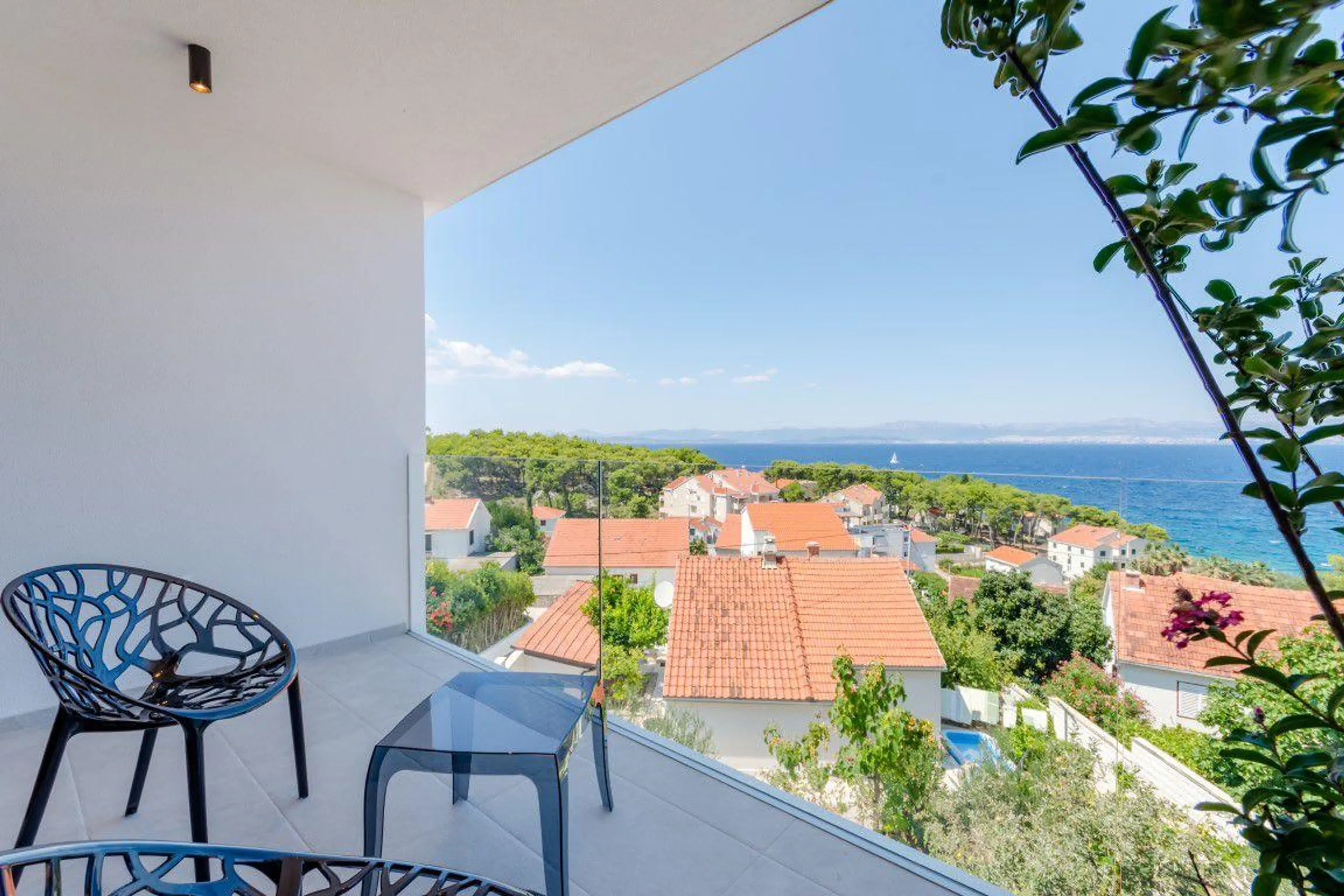 Luxurious Solid Villa with Unique Infinity Pool and Sutivan Sea Views — photograph 6