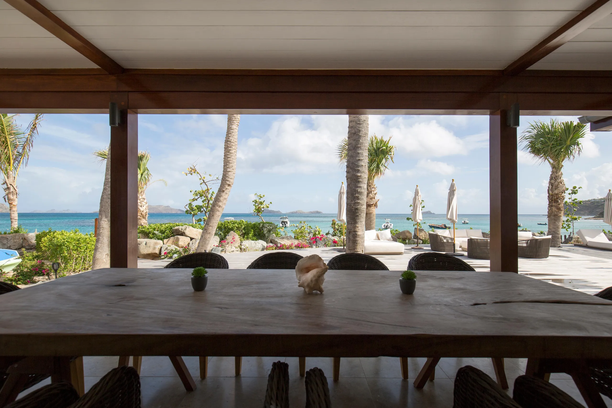 Lorient Beachfront Glamorous Seaside Villa with Private Pool — photograph 10
