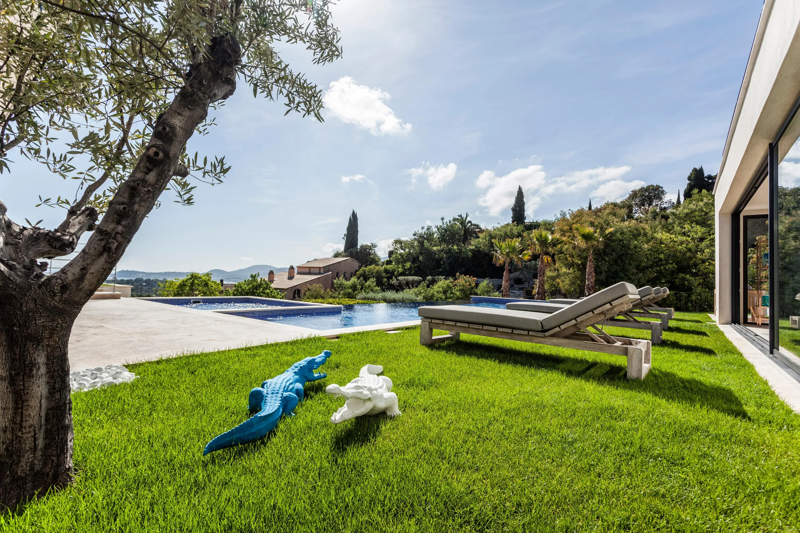 La Croix's Grandiose Villa with Pool and Stunning Ocean Views — photograph 12
