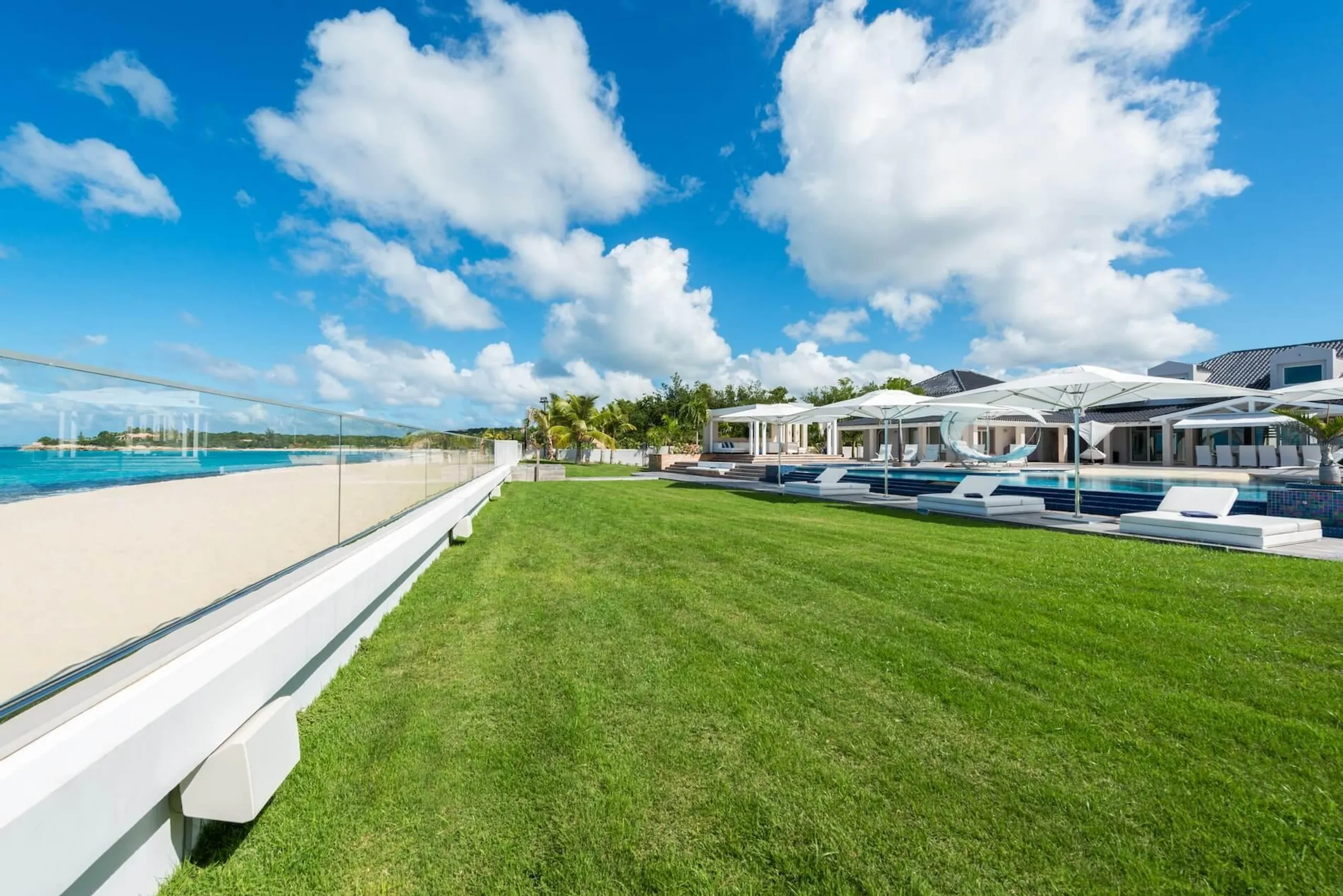 Contemporary Beach Front Villa in Plum Bay with Stunning Views and Amenities — photograph 7