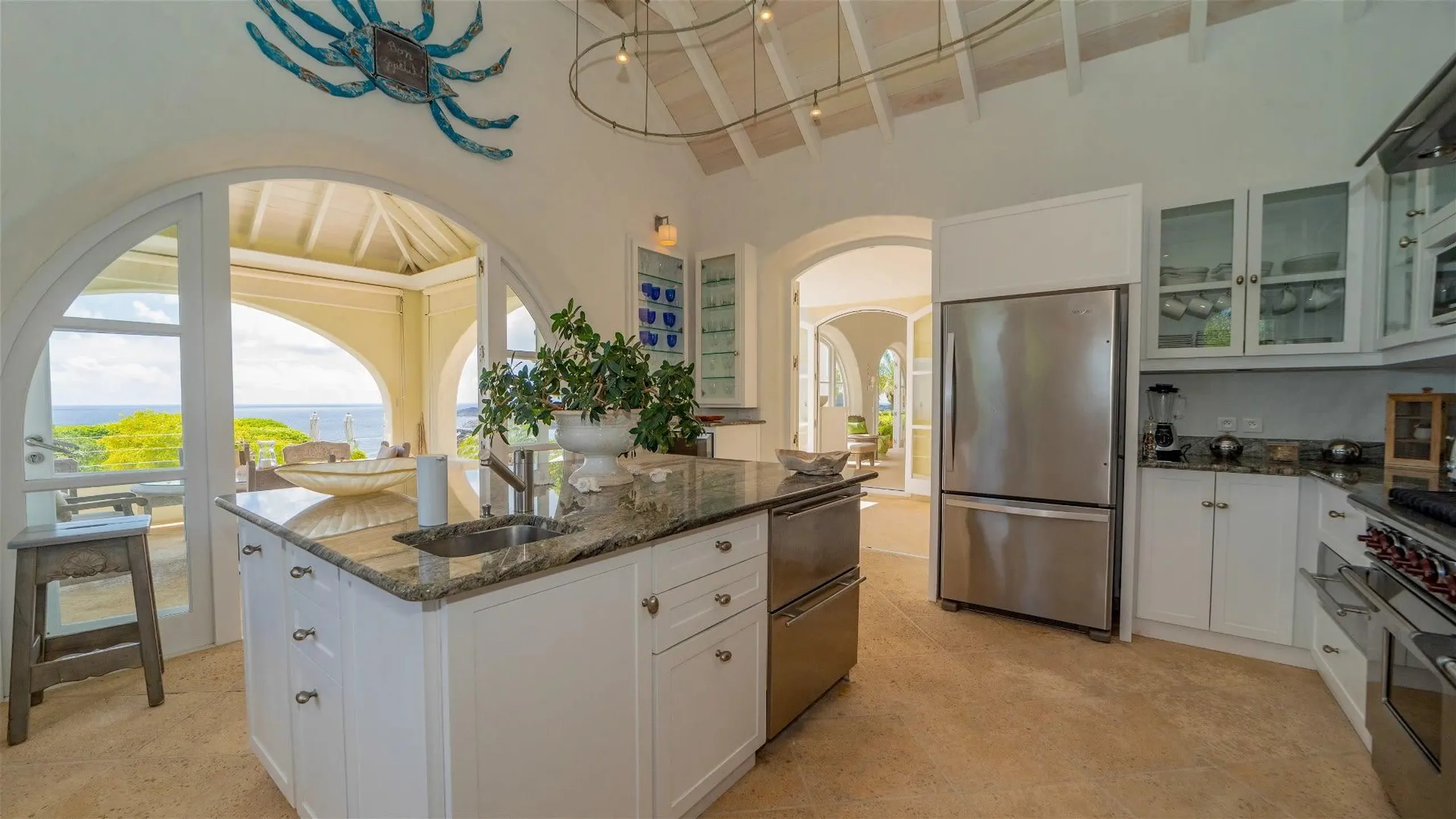 Bright Villa With View Of Sparkling Ocean — photograph 8