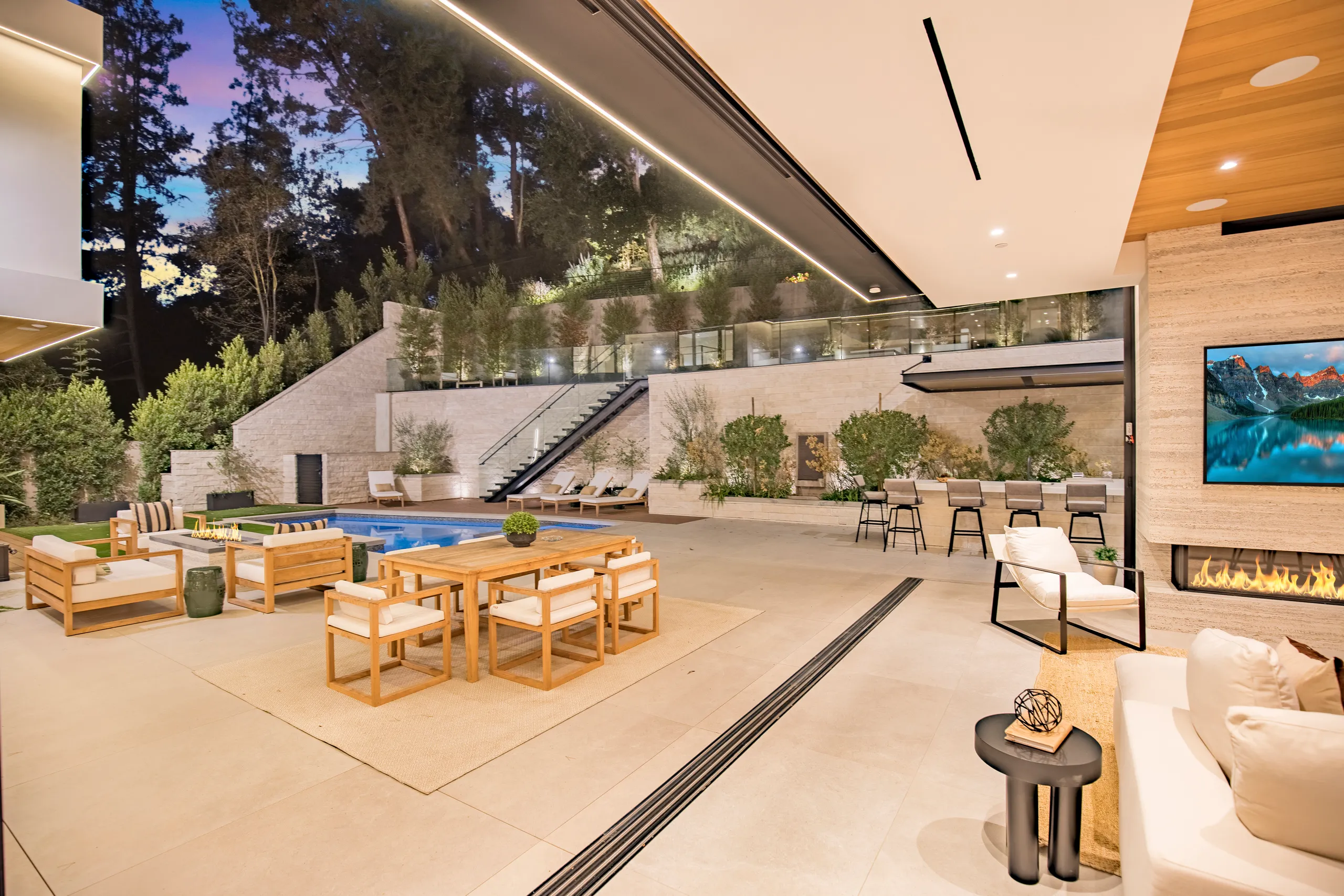 Upscale 3-Level Villa with Sparkling Saltwater Pool, Gym and Stunning Views — photograph 4