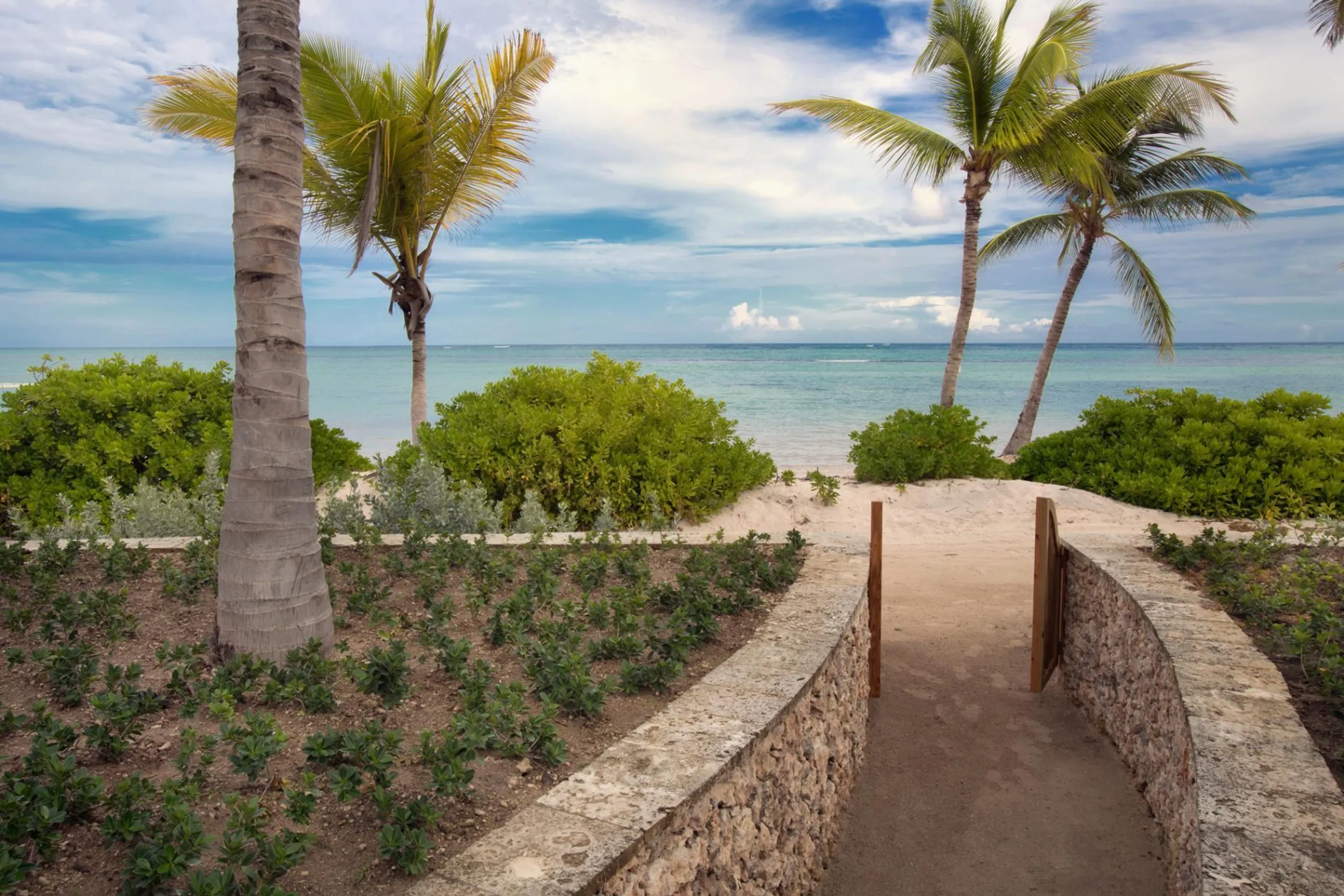 Travel-Inspired Villa with Private Pool Designed by Antonio Imbert and Patricia Reid — photograph 7