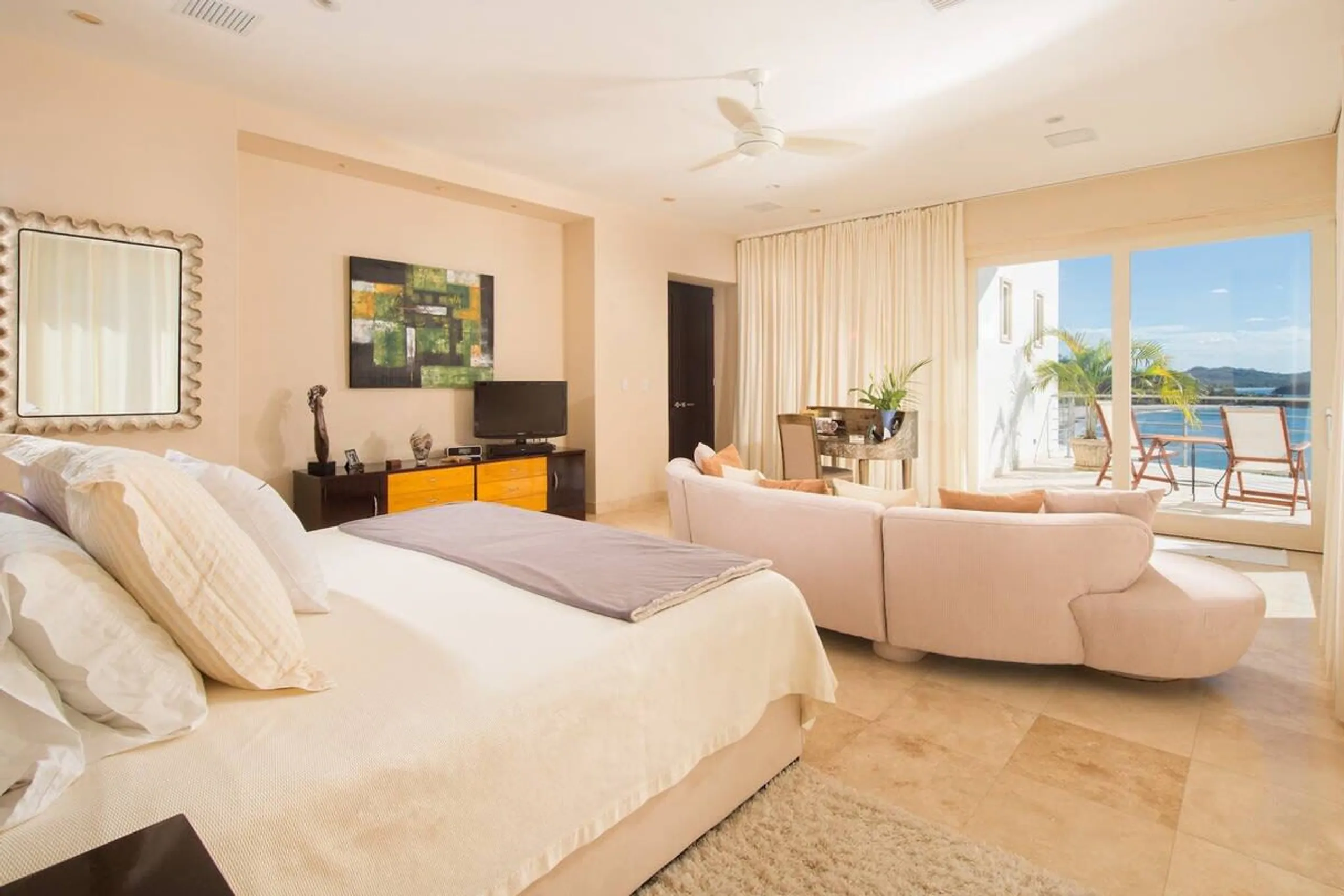 Opulent Beachfront Villa in Flamingo with Private Pool, Private Beach Access and Panoramic Ocean Views — photograph 12