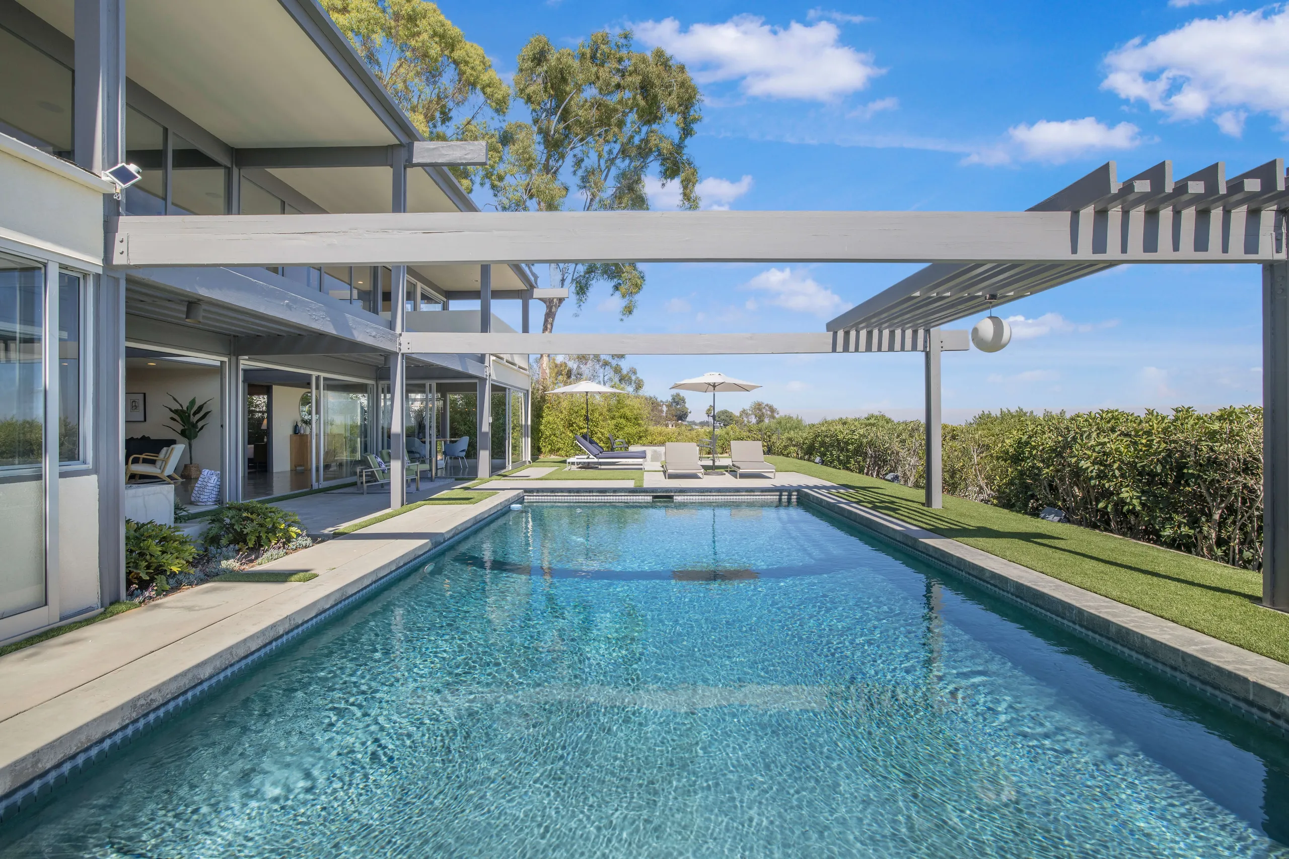 Stylish Hollywood Hills Retreat with Pool, Open-Concept Design, & 360° Rooftop Views — photograph 3