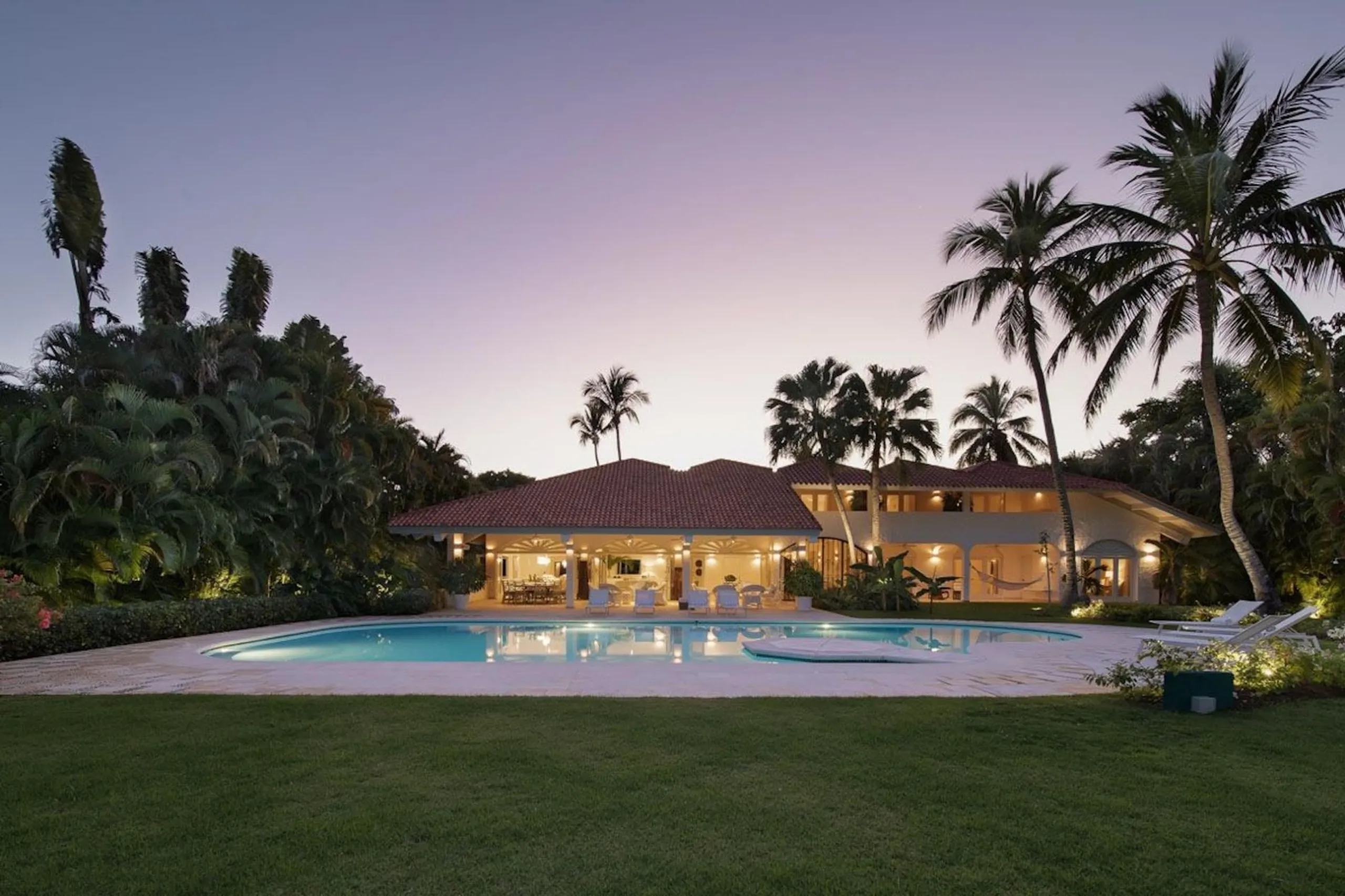 Elegant Caribbean-Style Villa near Minitas Beach with Private Pool and Golf Views, La Romana