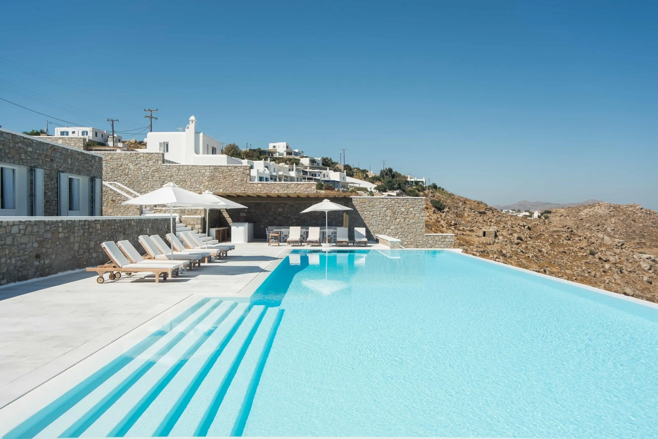 Palatial Mykonos Estate with with Invigorating Pool and Dining Al-Fresco — photograph 2